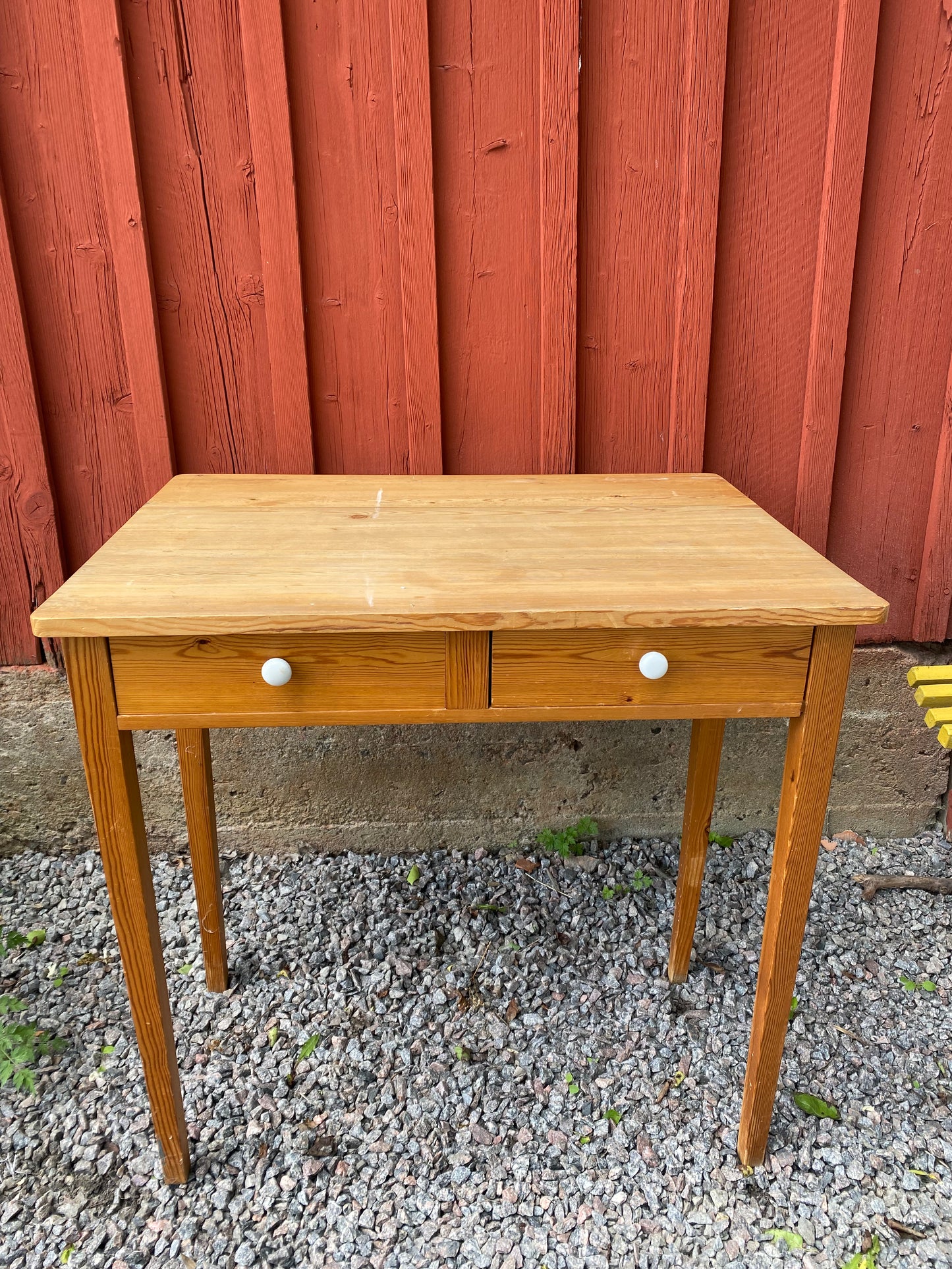 Finaste bordet med två lådor och slag