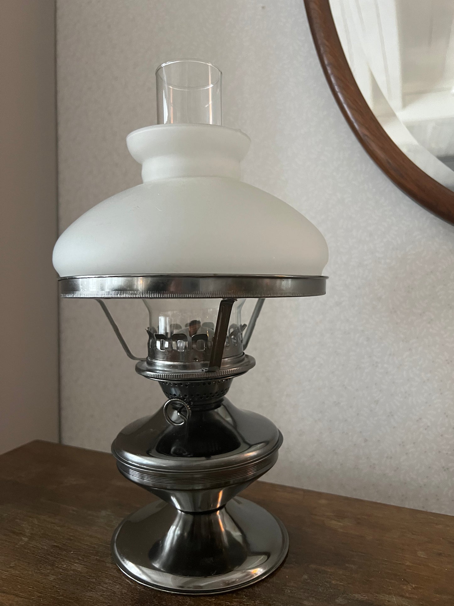 Fotogenlampa med frostad kupa