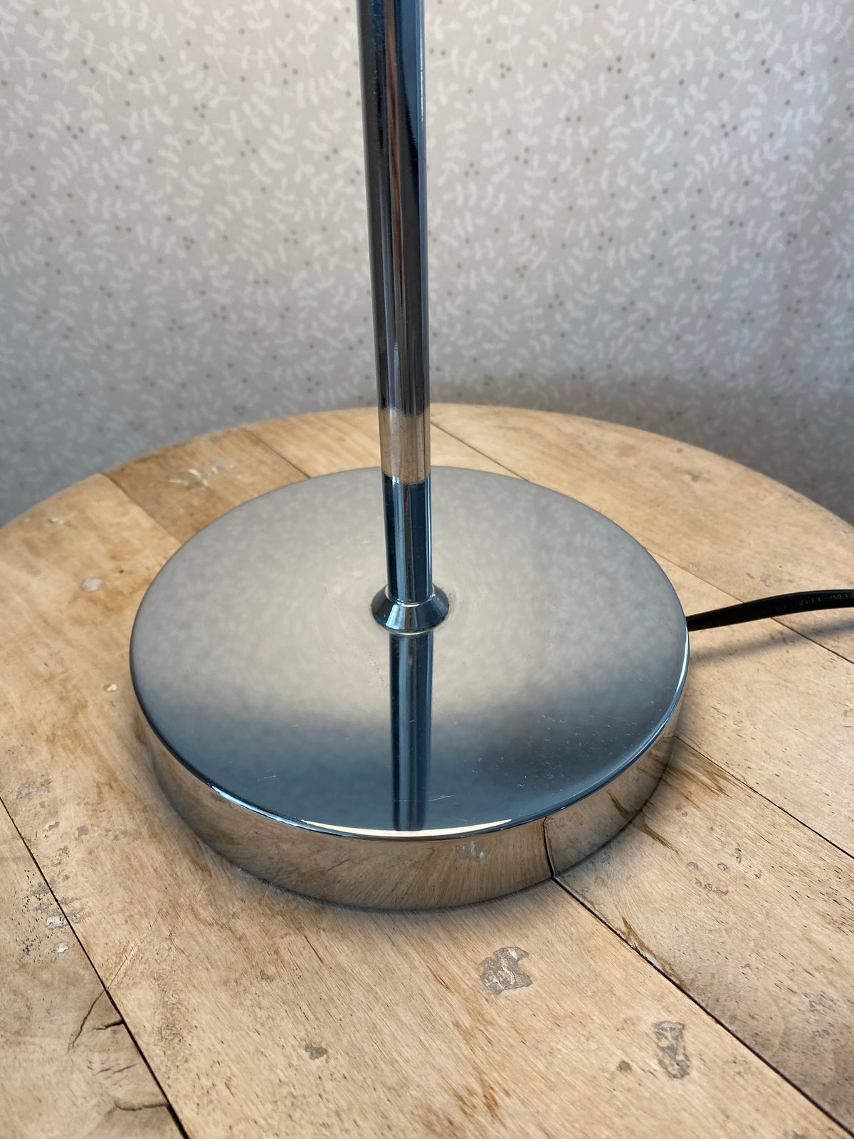 Silverfärgad bordslampa