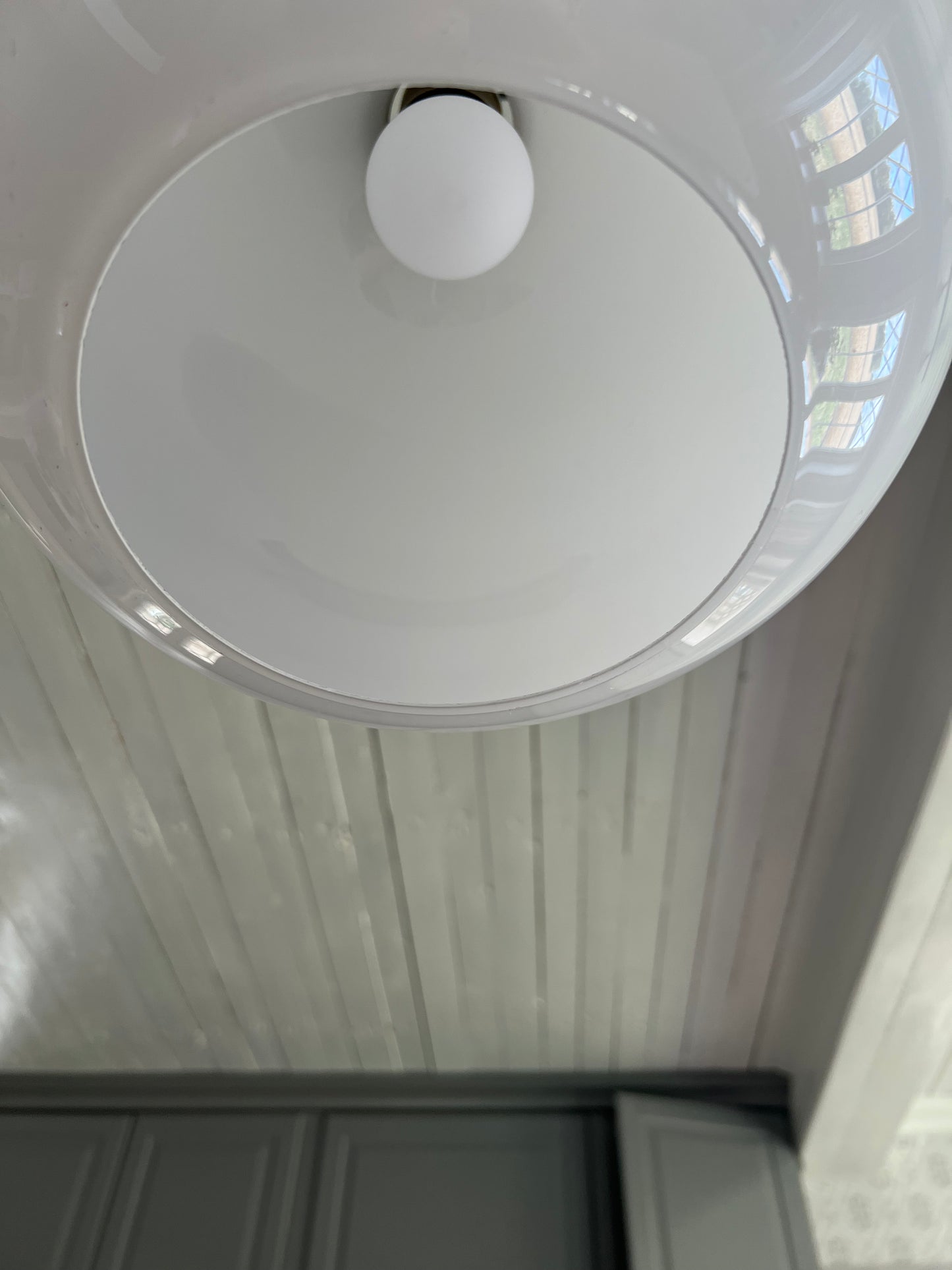 Klotformad lampa i vitt porslin