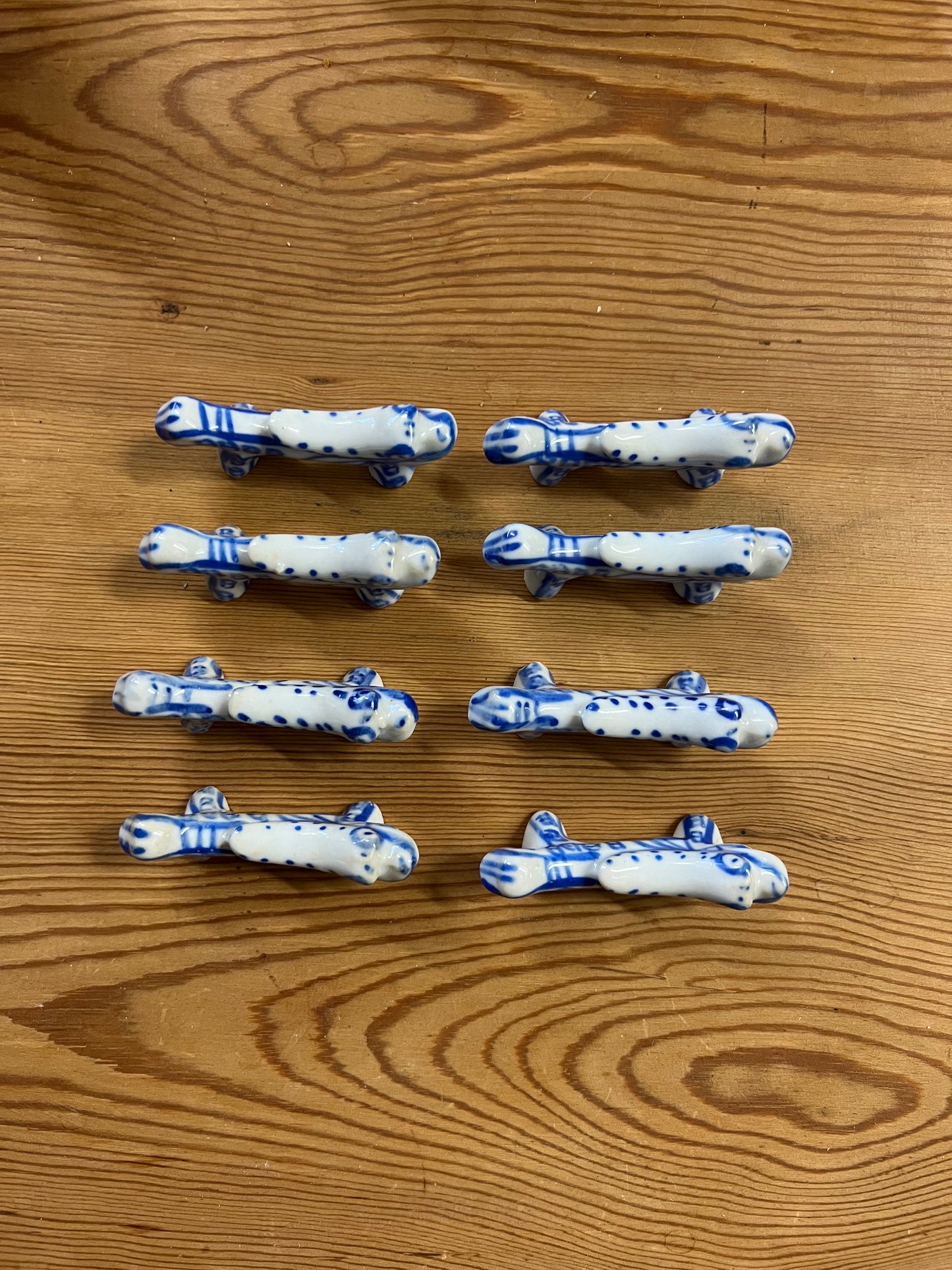 8st knivlägg i blåvitt porslin