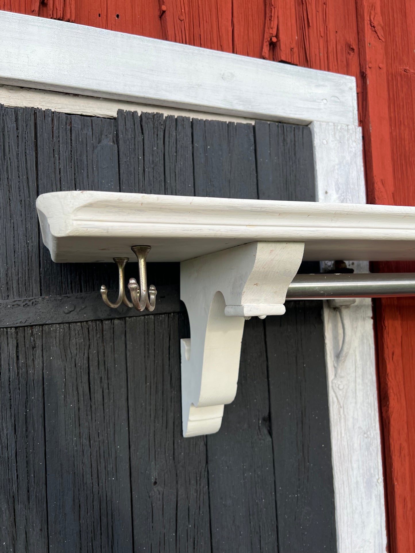 Otrolig hatthylla med konsoler och krokar