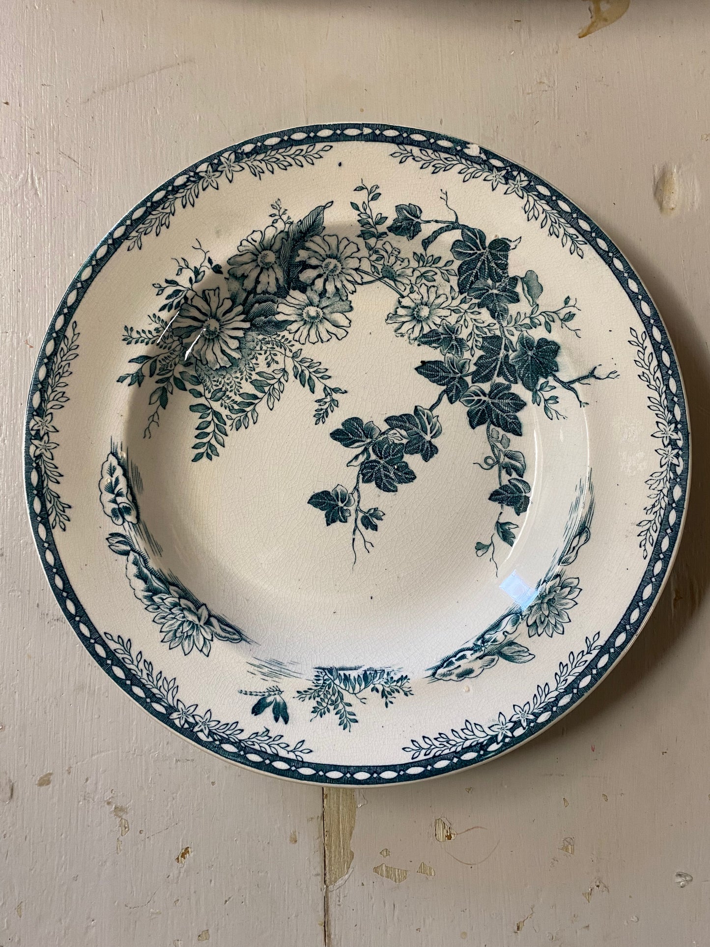 Grönvit tallrik - FLORA Gustafsberg
