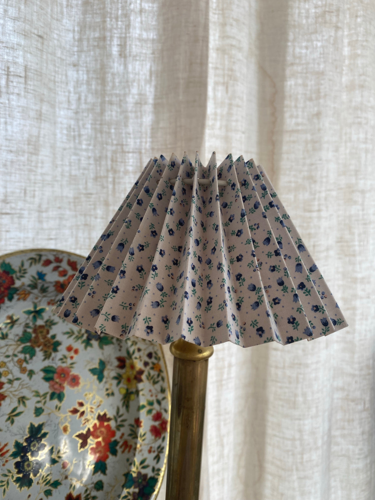 Plisserad lampskärm med blomster