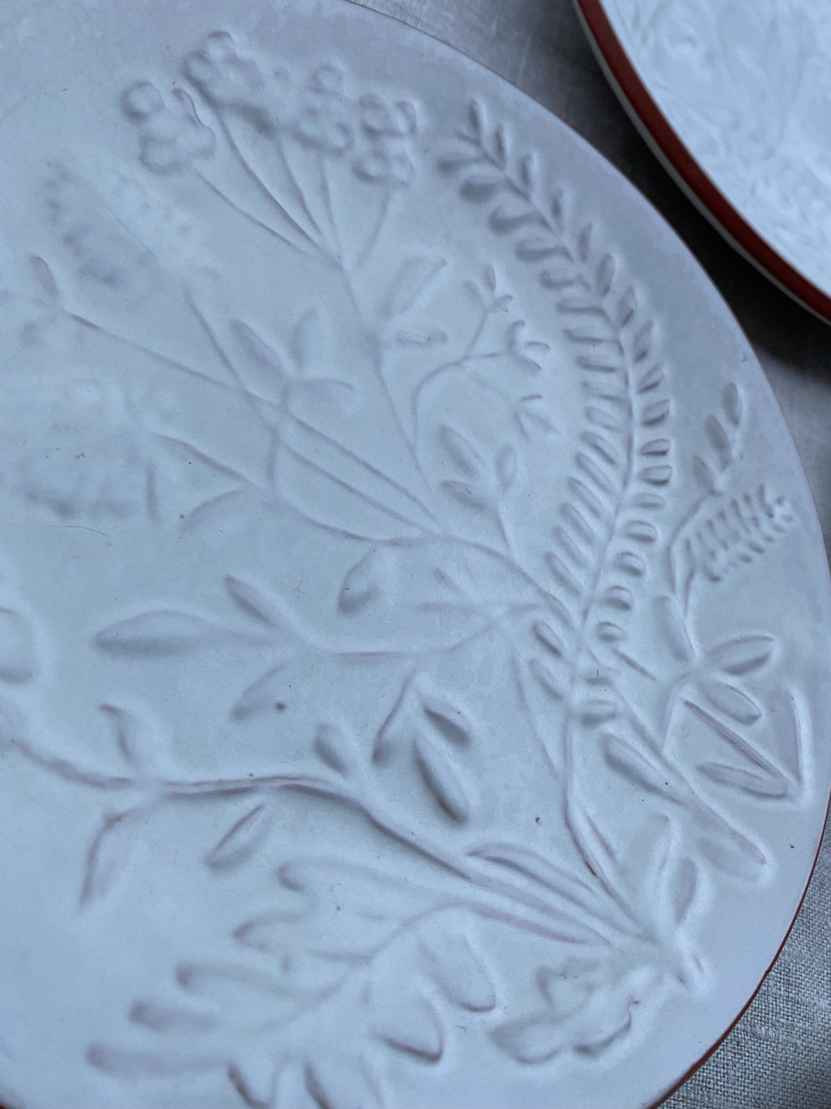 4st otroliga assietter i vitt, Nittsjö keramik Flora