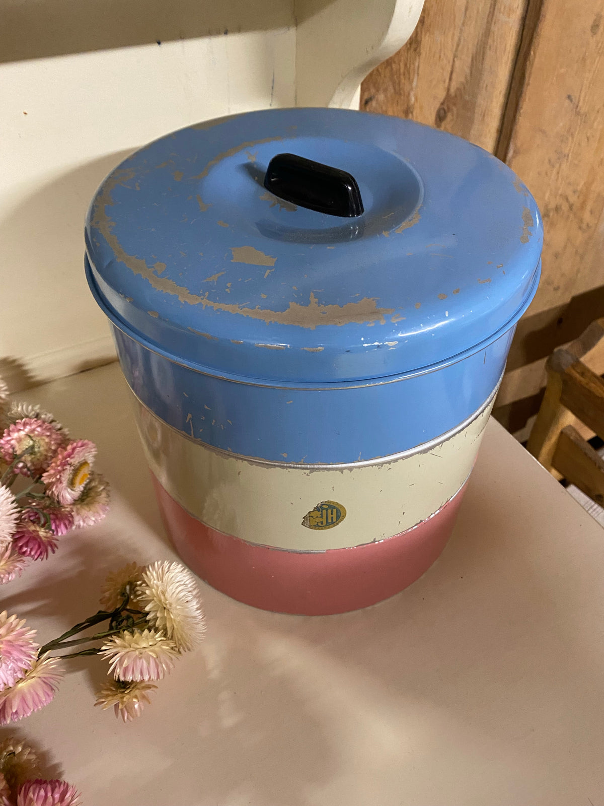 Äldre kakburk i tre våningar finaste färger