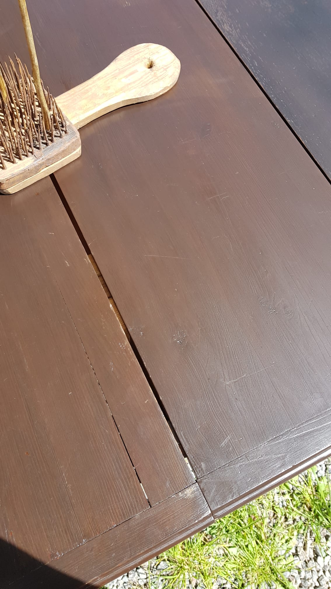 Ovalt matbord i mörkt trä med iläggsskivor
