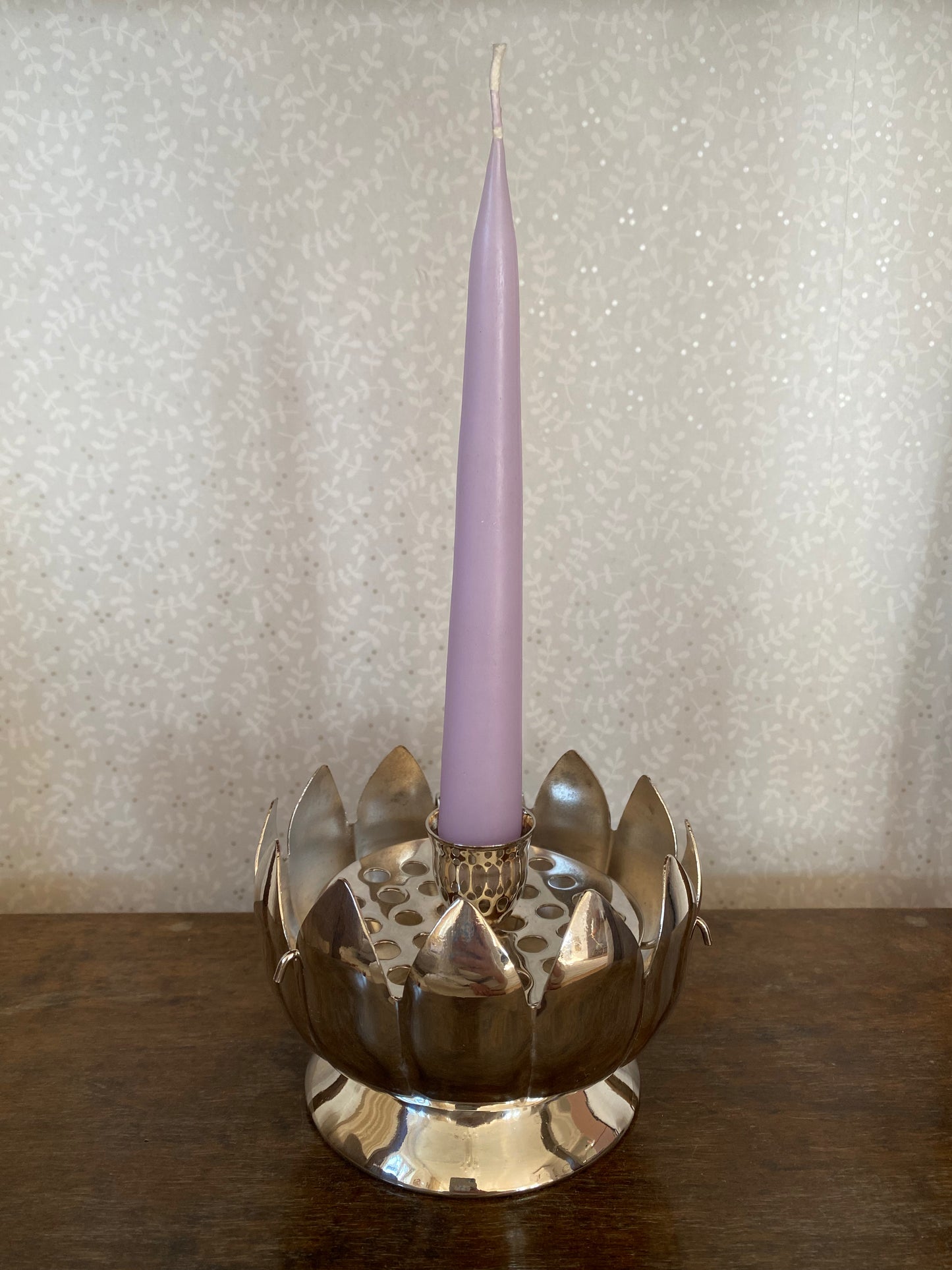 Näckrosformad ljusstake med blomsterfakir/kruka
