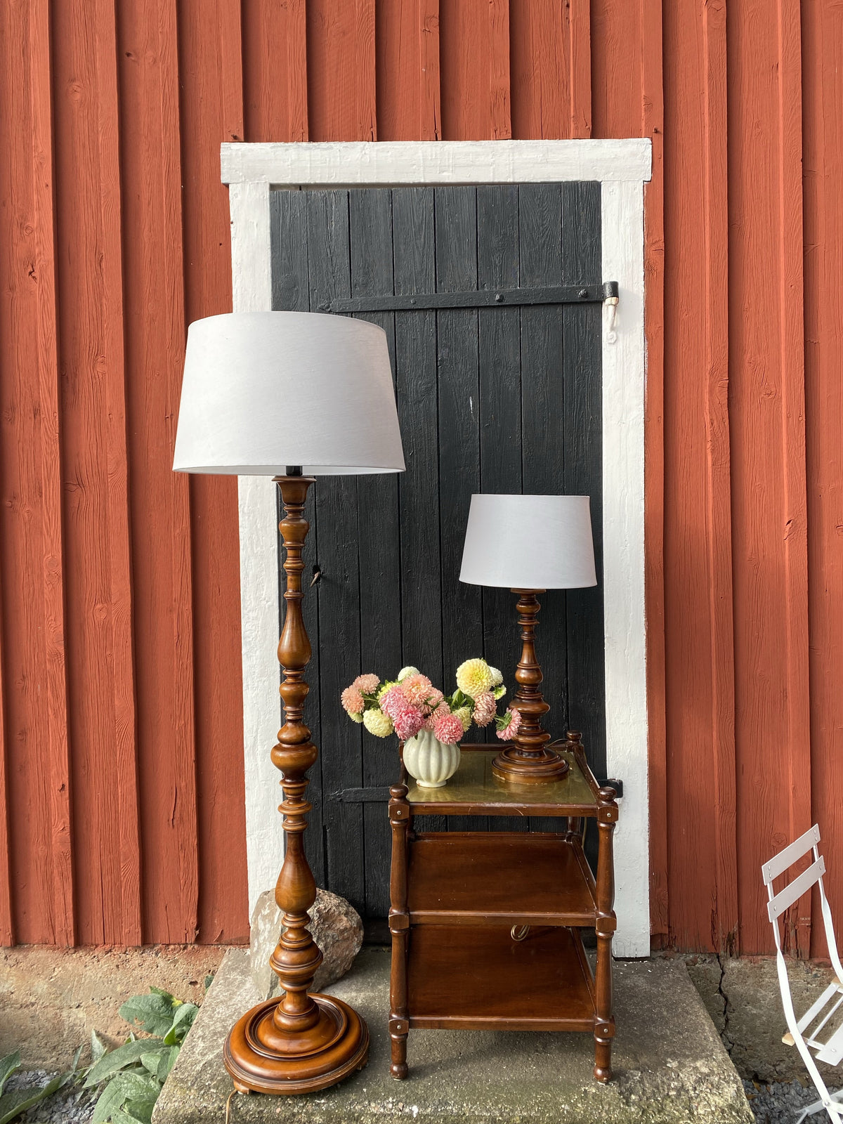 Golvlampa med svarvad fot i mörkt trä