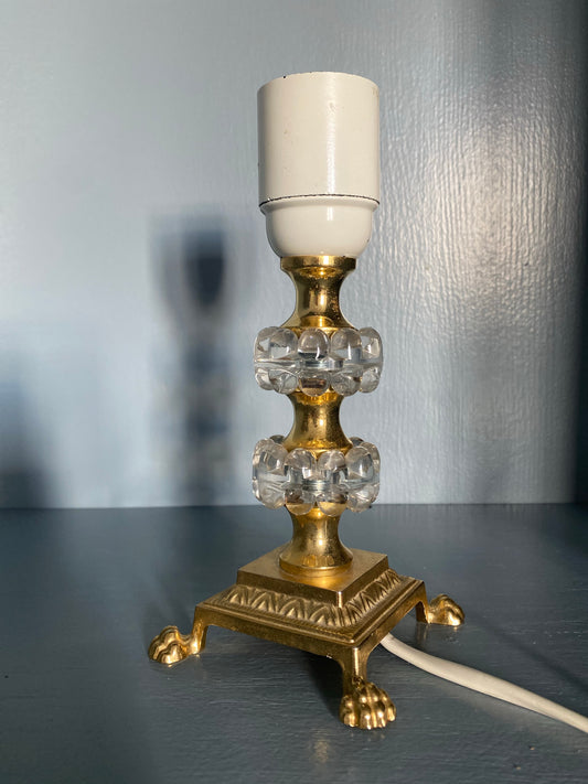 Lampfot i mässing och två nivåer i glas, med lejontassar