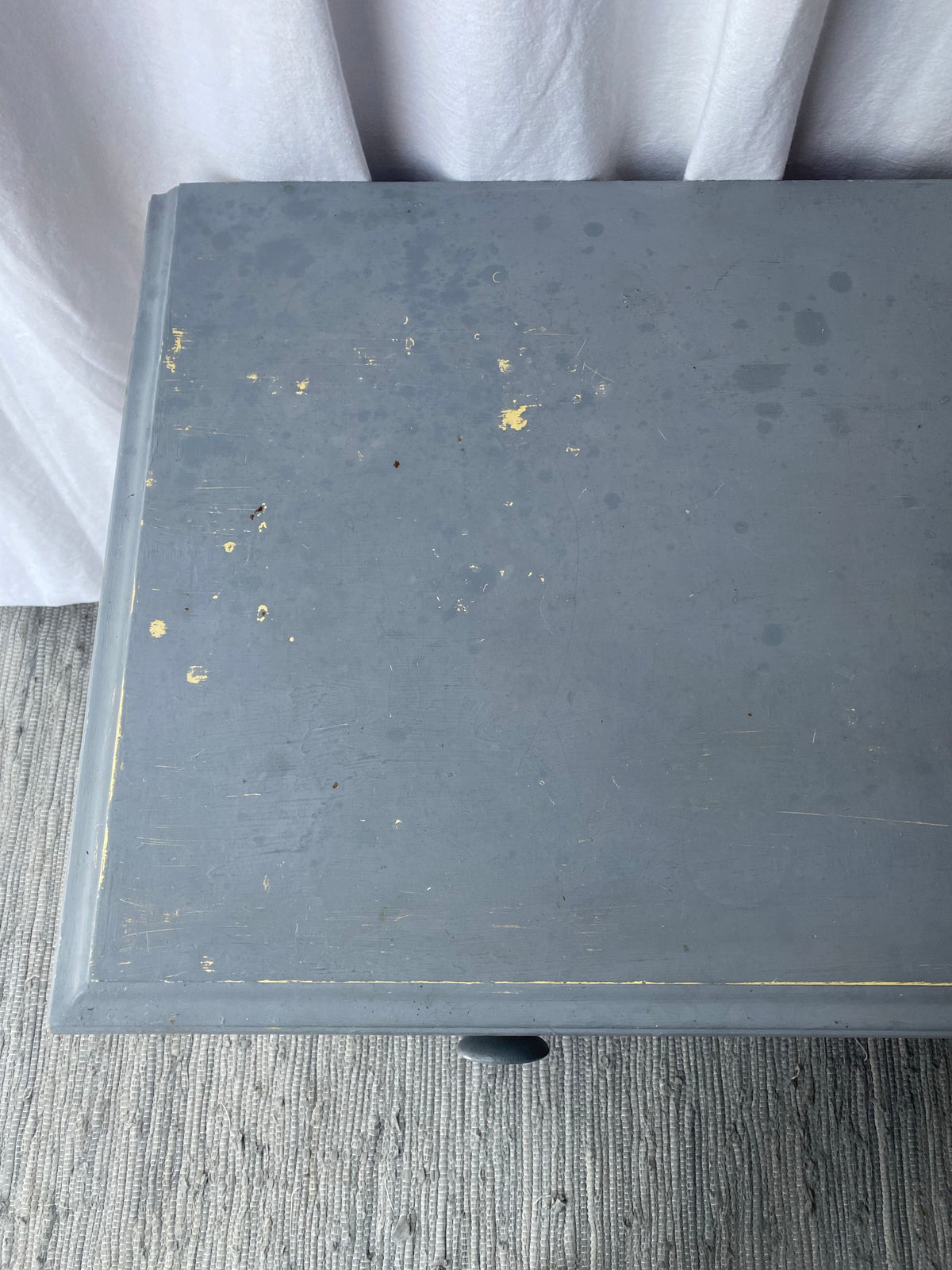 Gråmålad charmig byrå som kan behöva lite färg