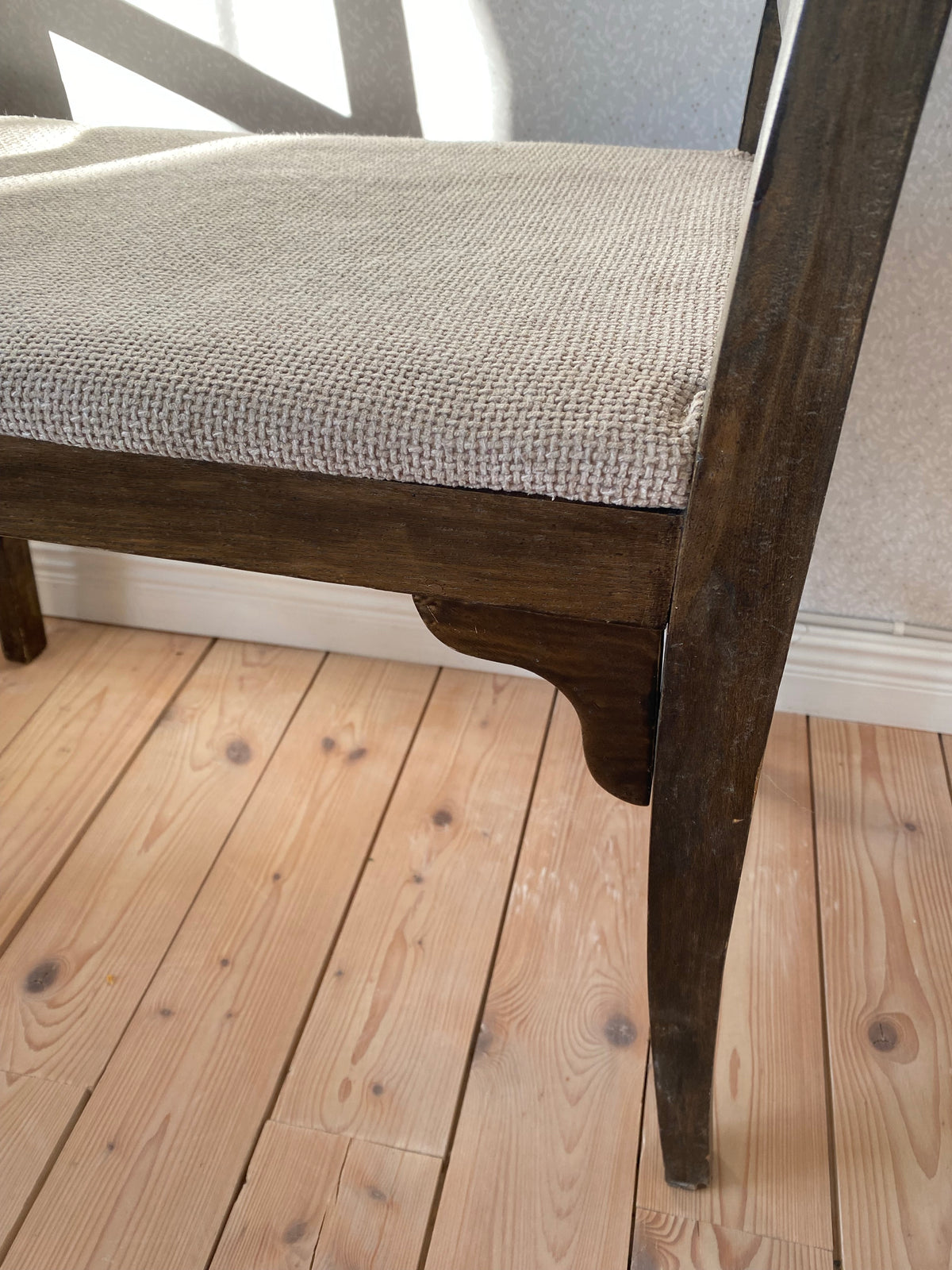 Äldre sittpall i mörkt trä