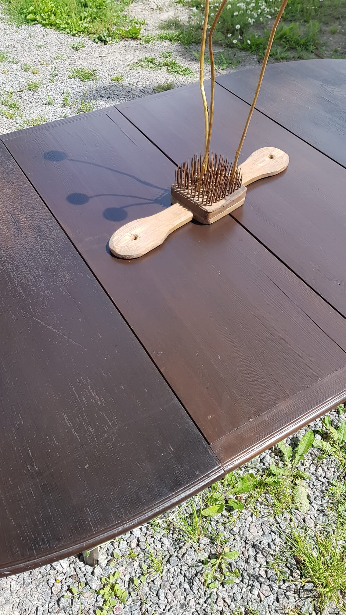 Ovalt matbord i mörkt trä med iläggsskivor