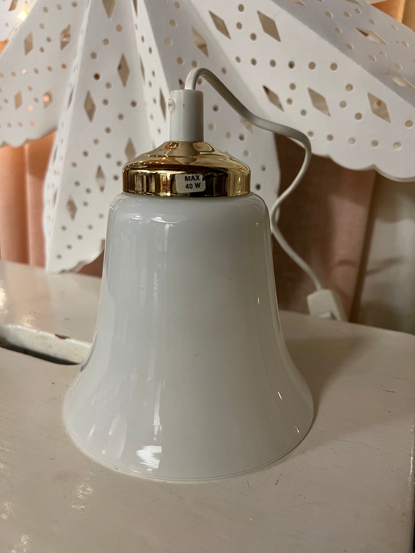 Vit lampa i porslin med mässingdetalj