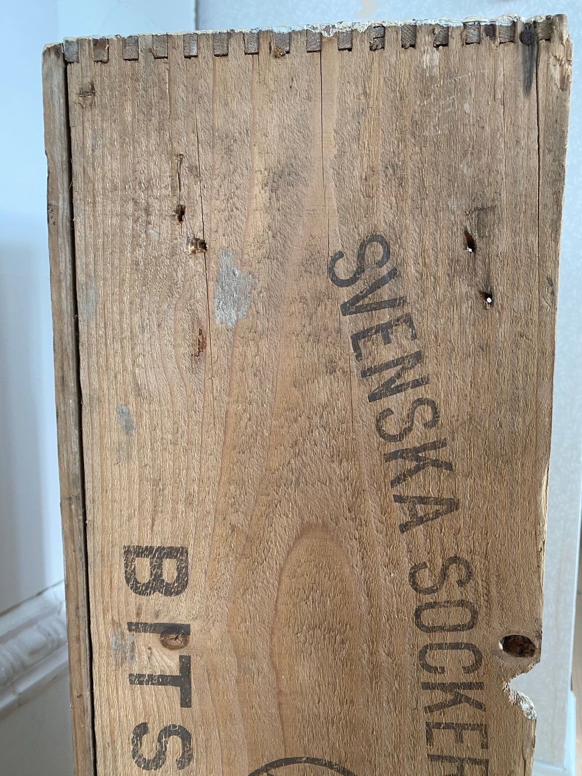 SOCKERLÅDA DELVIS MÅLAD