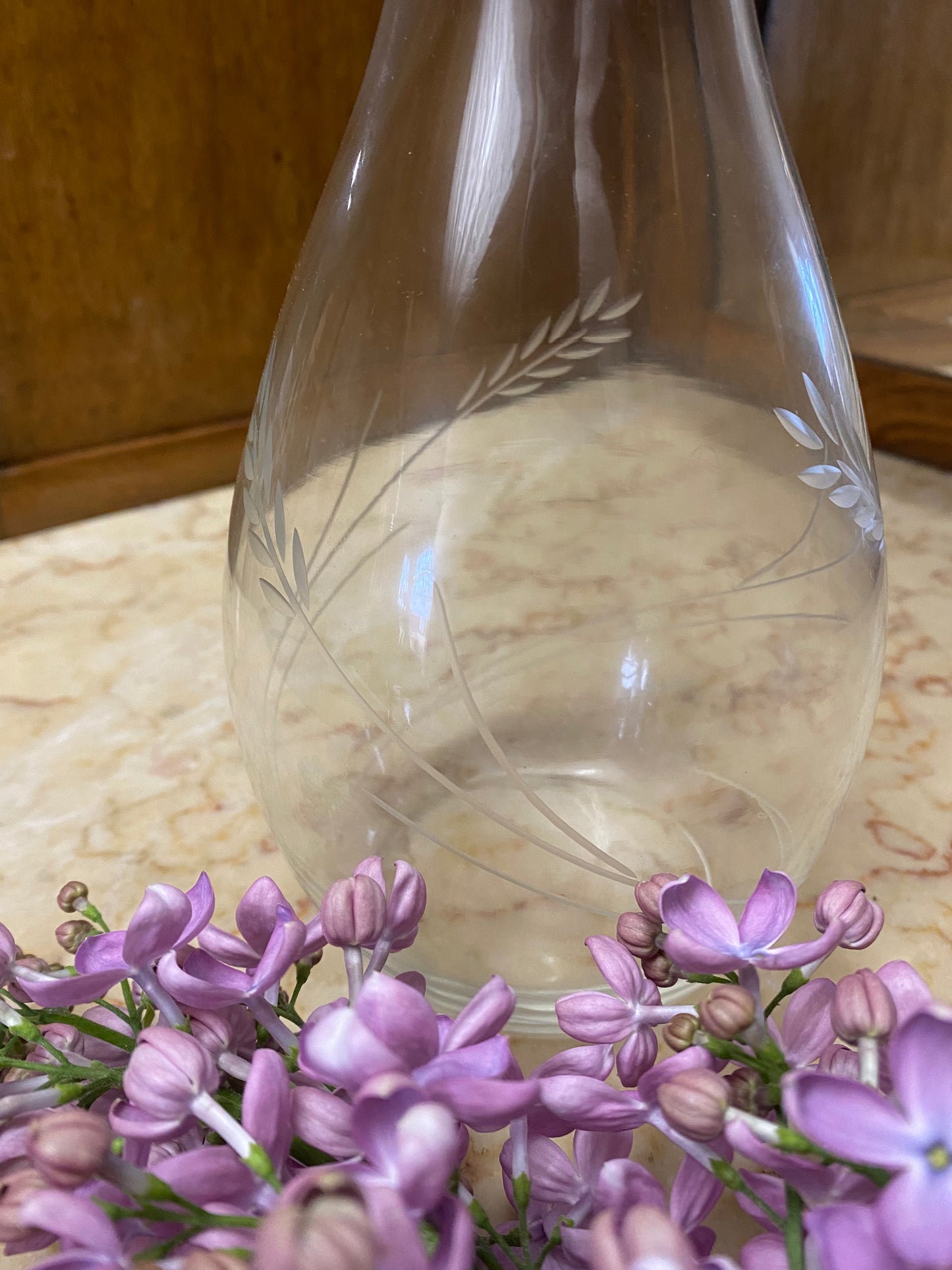 Vas i tunt glas med vackra blad