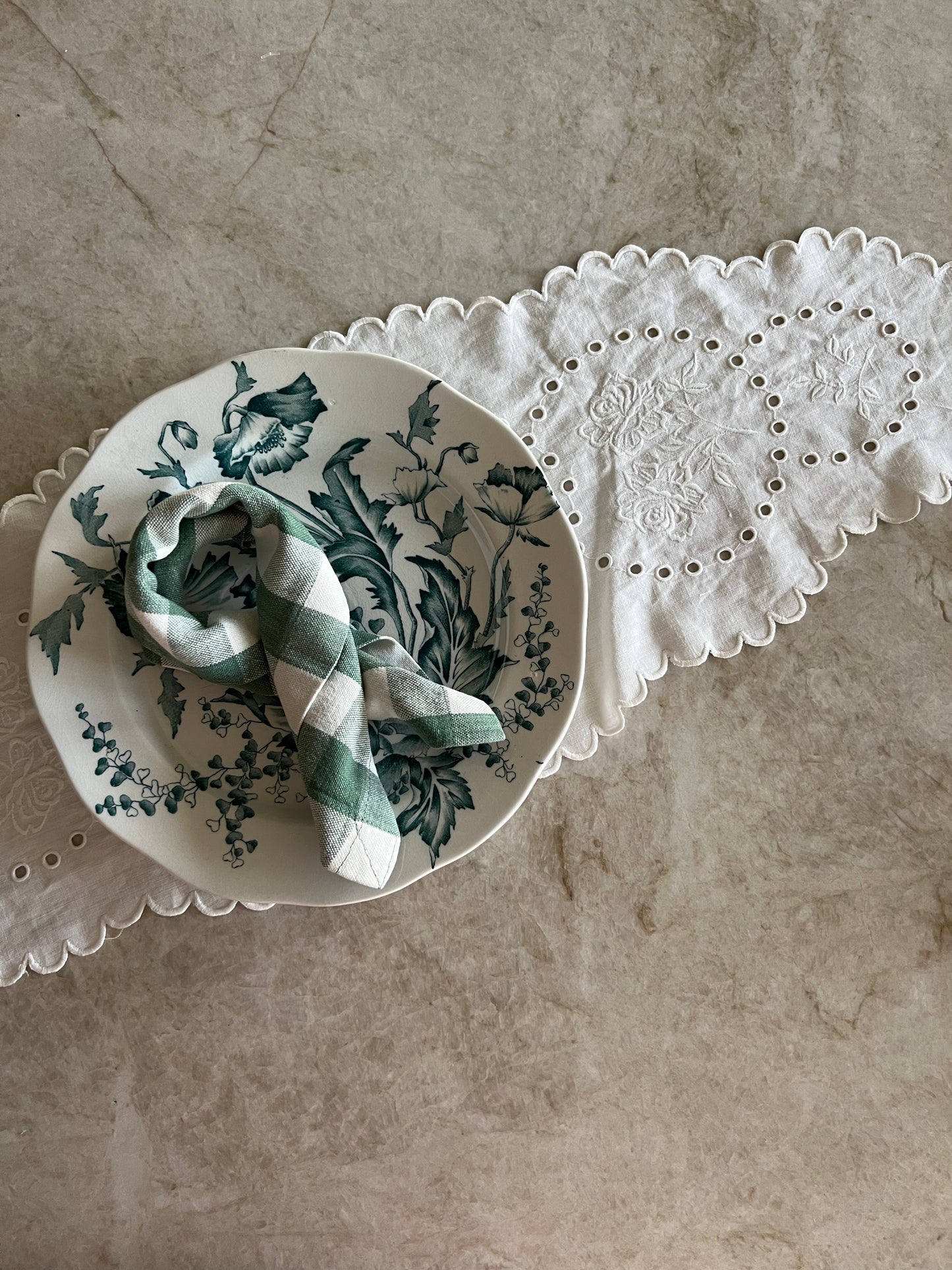 Broderad vit duk