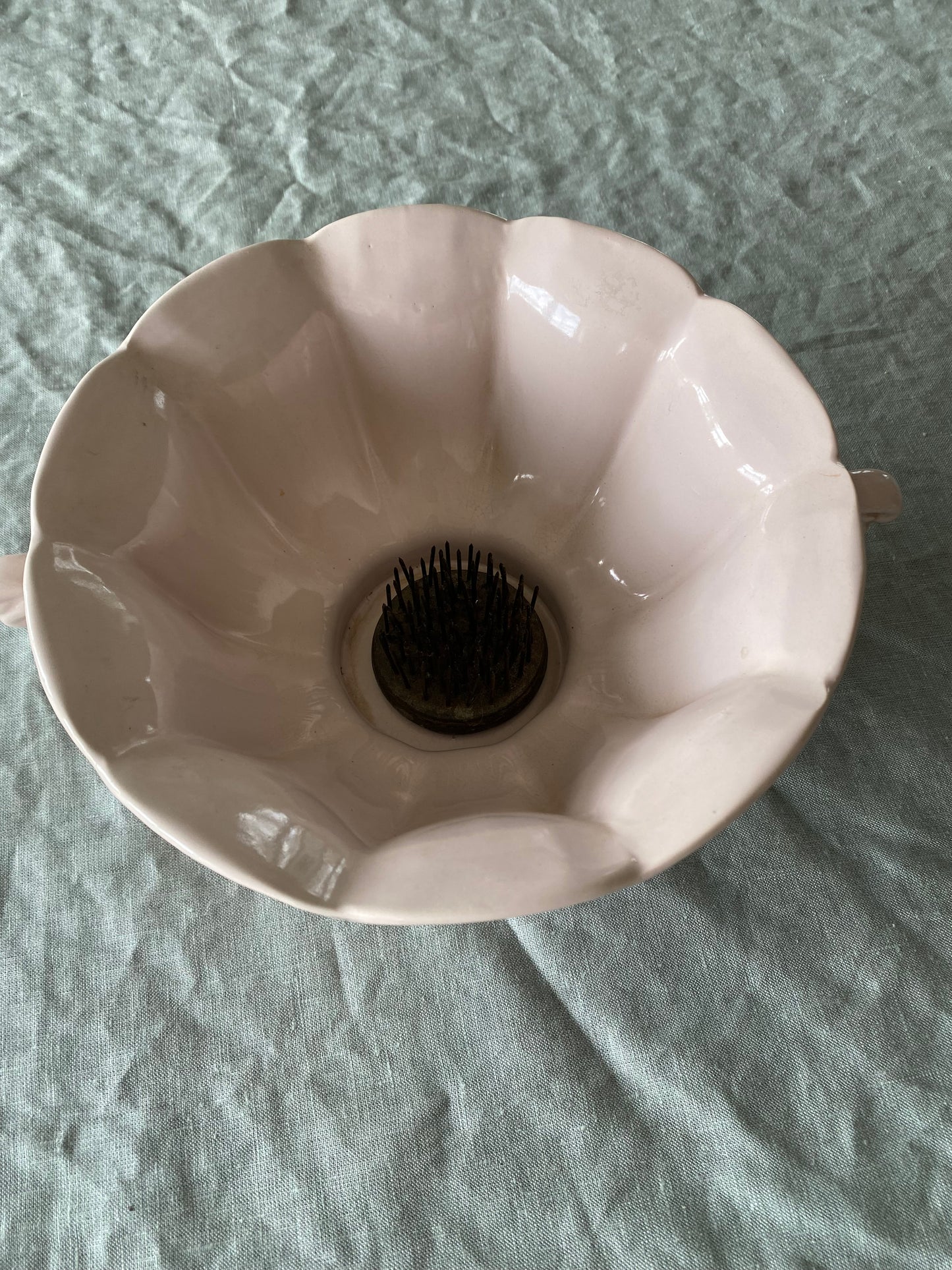 Ljust rosa skål med öron
