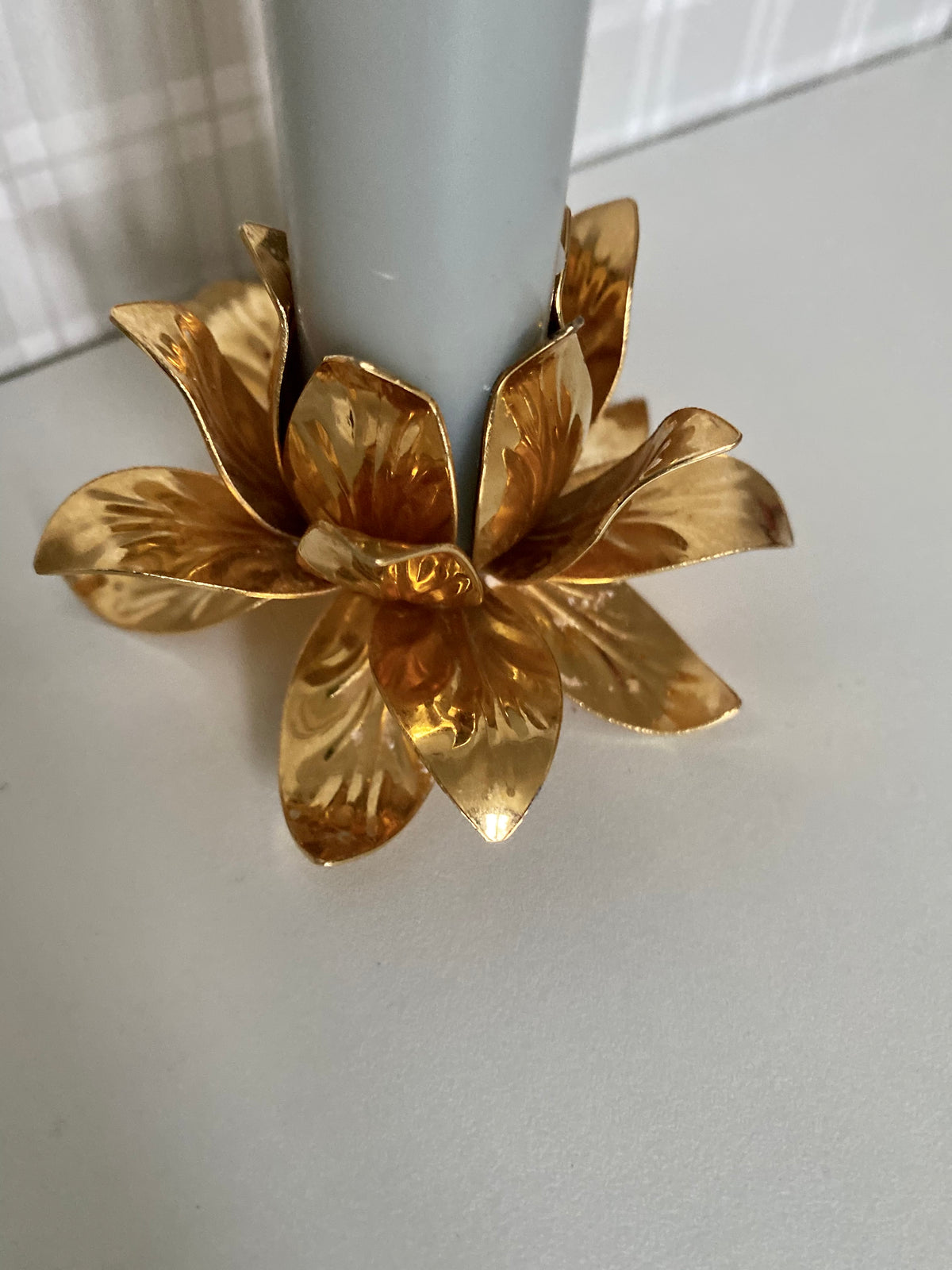 Ljuvlig mässingsljusstake med blad