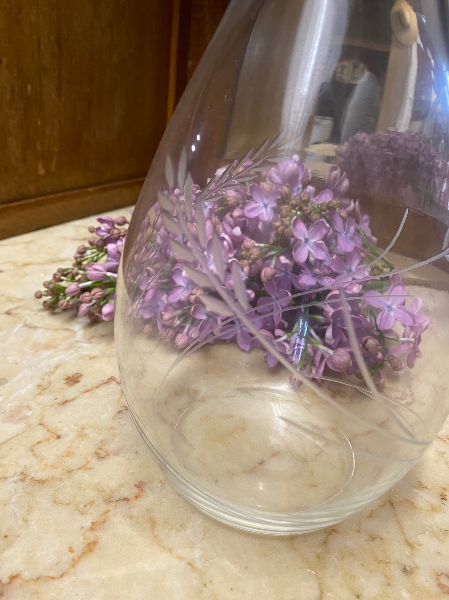 Vas i tunt glas med vackra blad