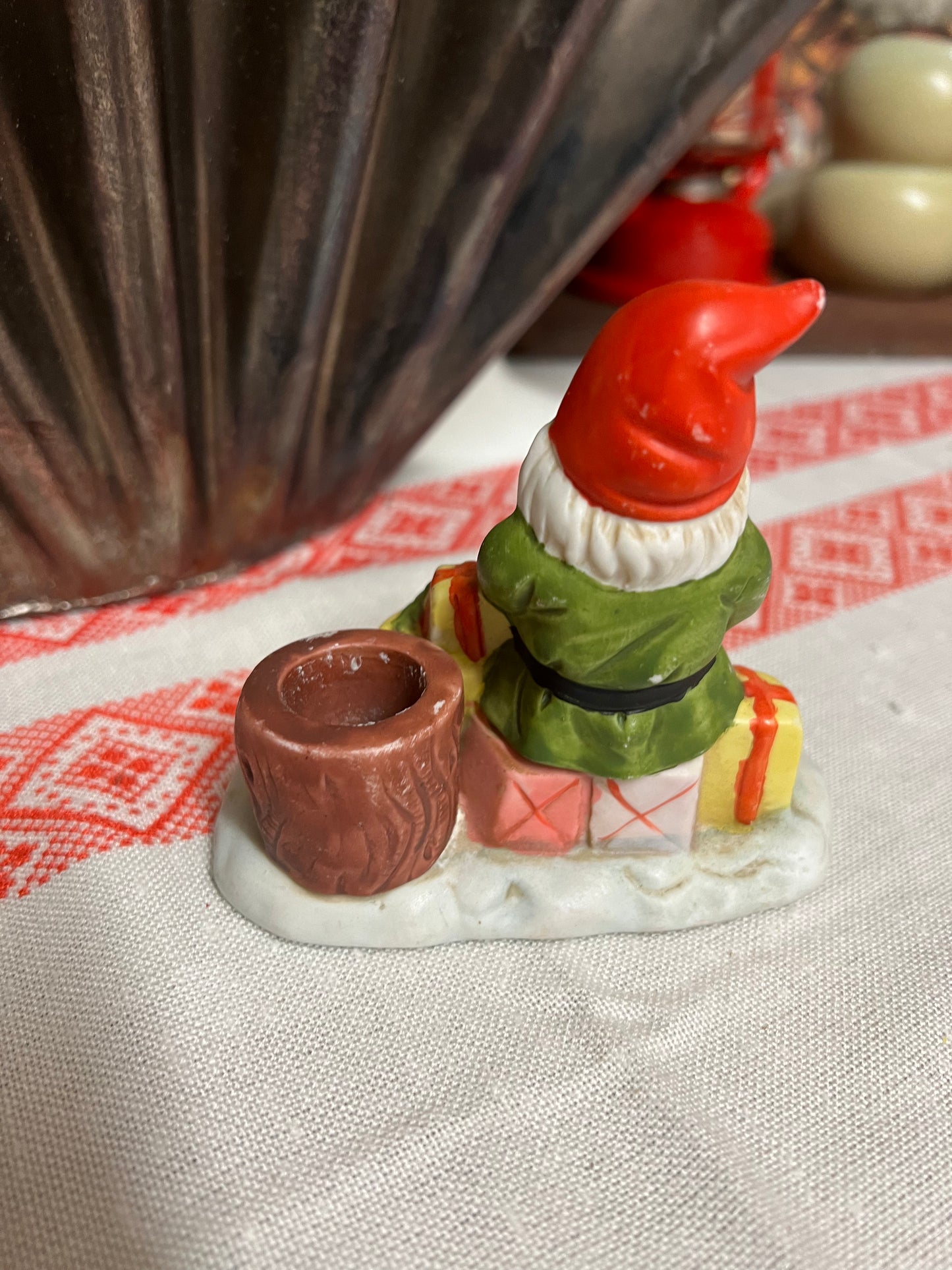 Tomte i porslin med ljushållare