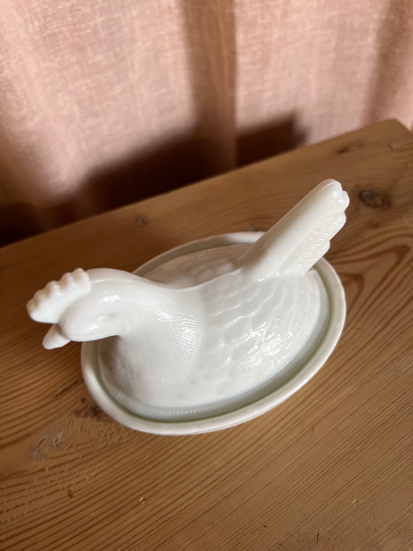 Mindre höna - äggömma i vitt mjölkglas