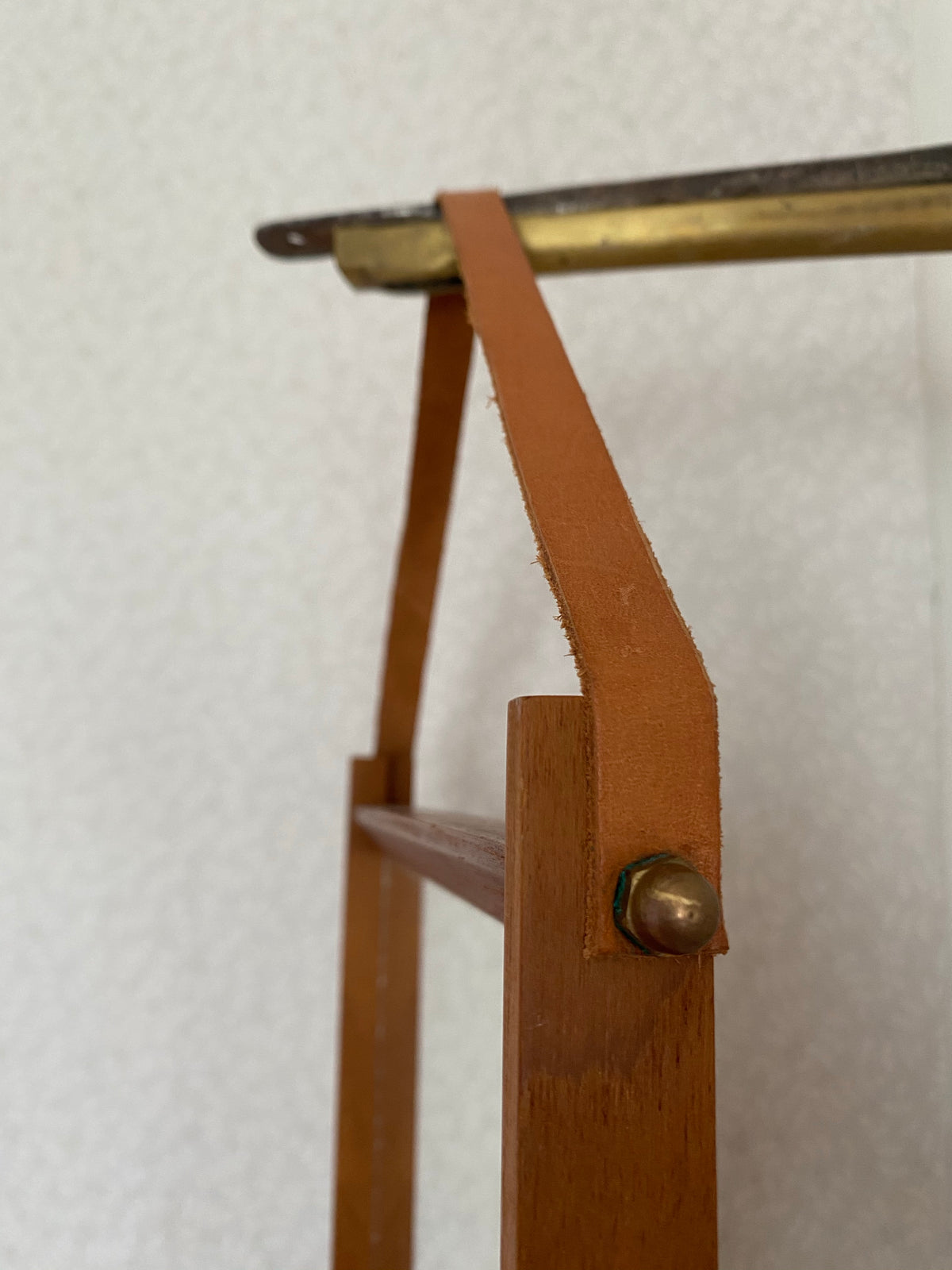 Spegel med ram i teak och läderband som hängare