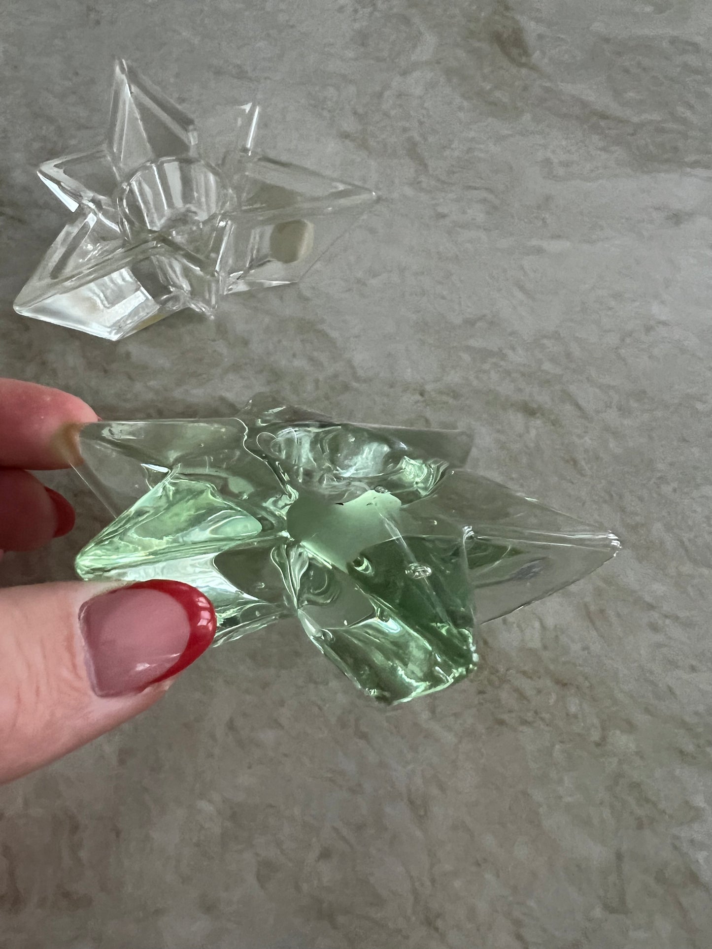 Två ljushållare i form av stjärnor i glas