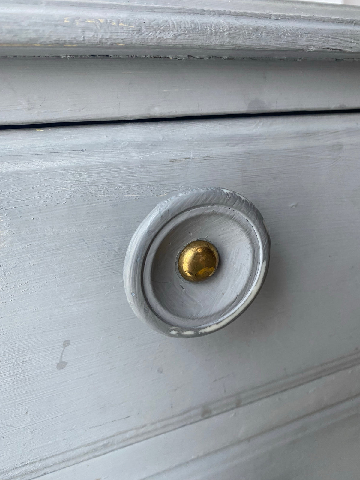 Gråmålad charmig byrå som kan behöva lite färg