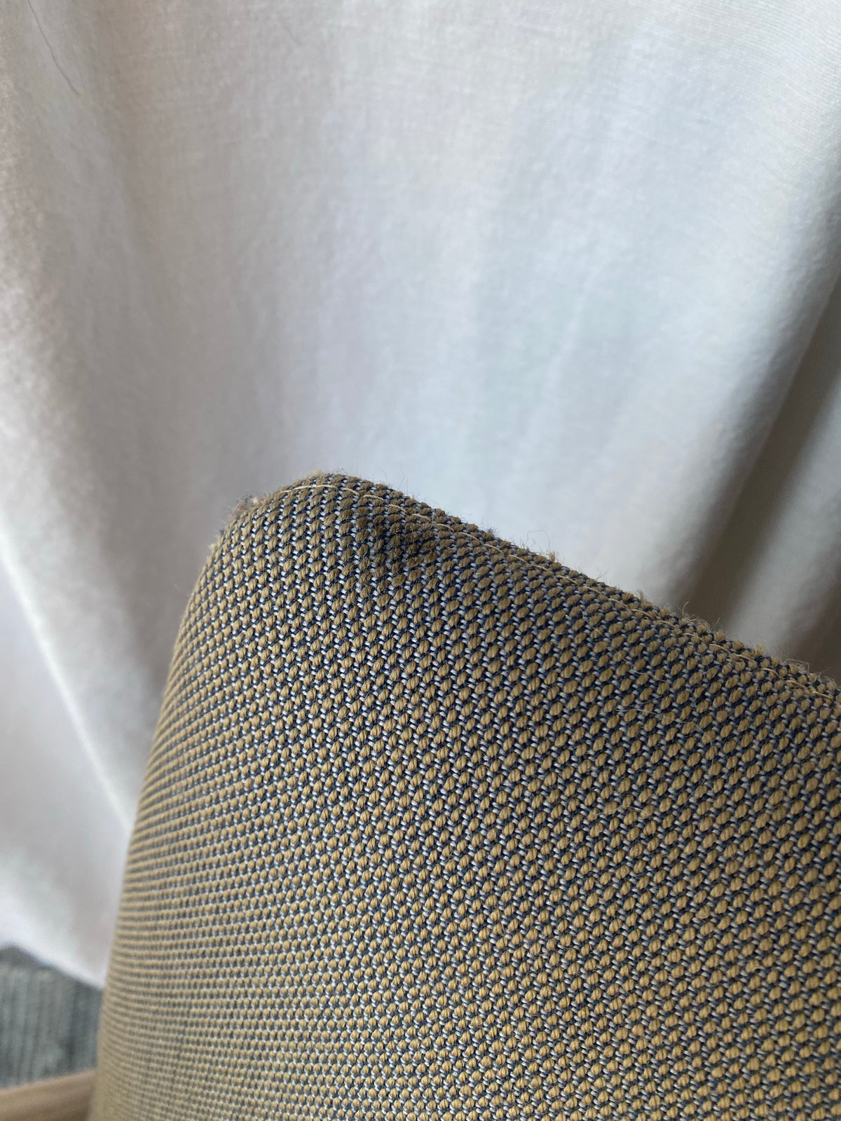 Fåtölj i grått tyg och ljust trä - Pedrali italiensk design