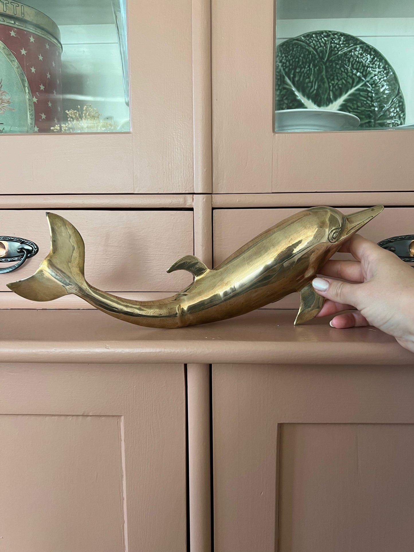 Dekor - delfin i putsad mässing