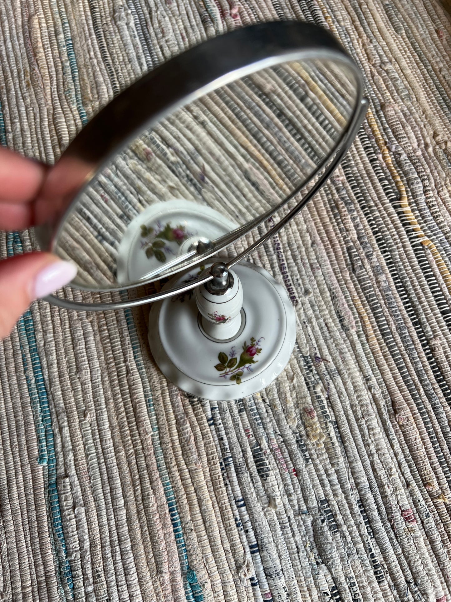 Otrolig liten spegel på porslinsfot