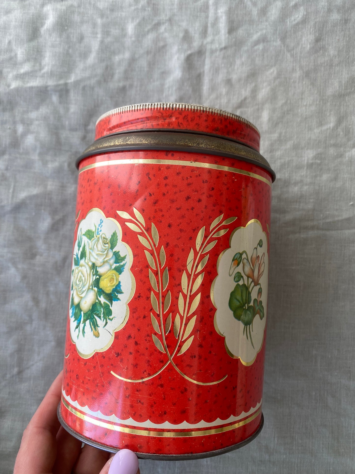 Plåtburk - Kärnkaffe röd med blommor
