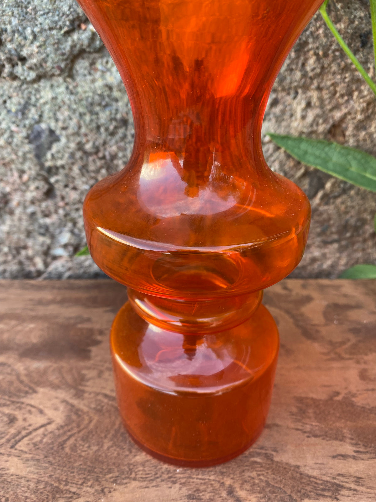 Orange vas i vacker form