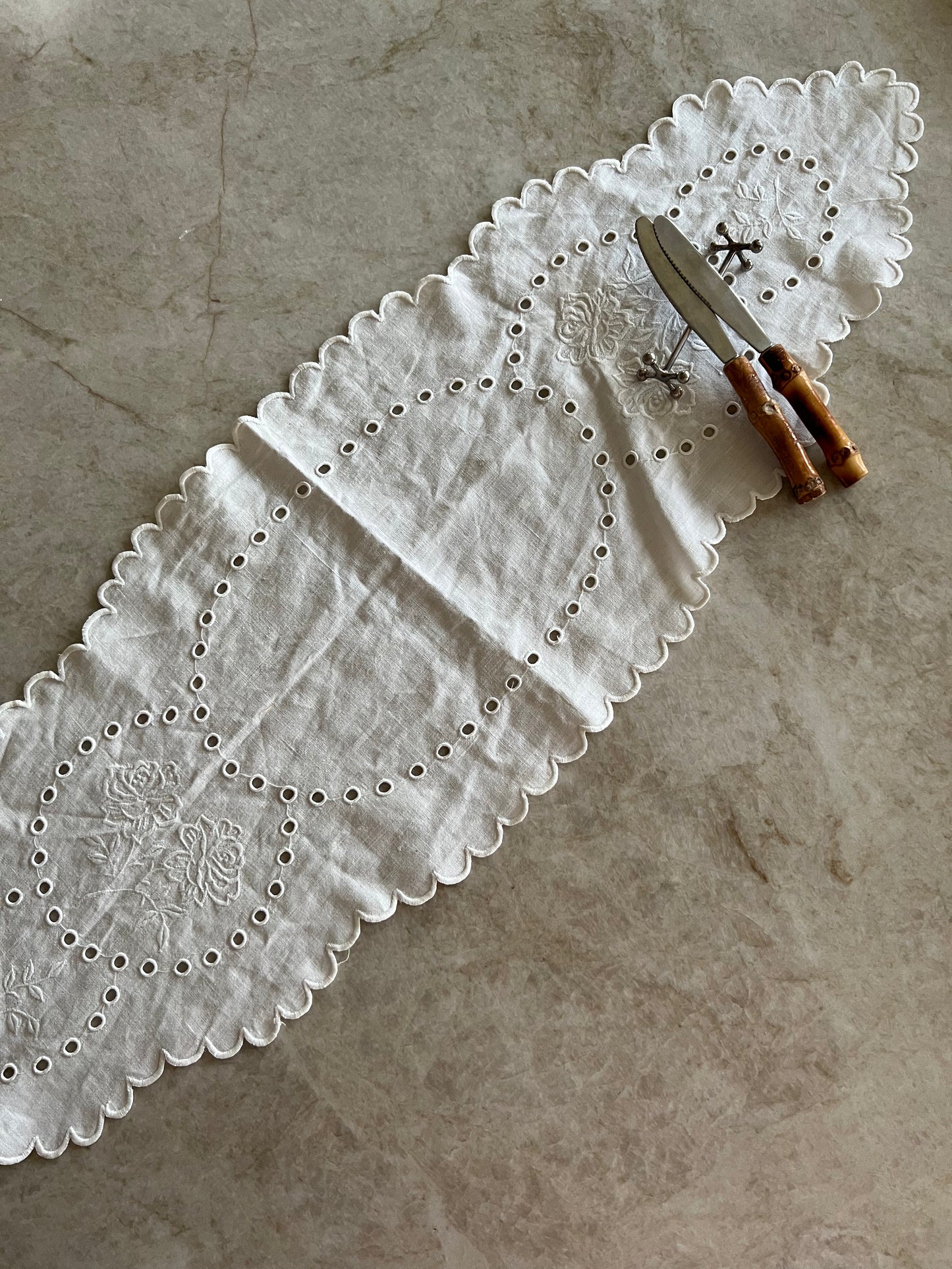 Broderad vit duk