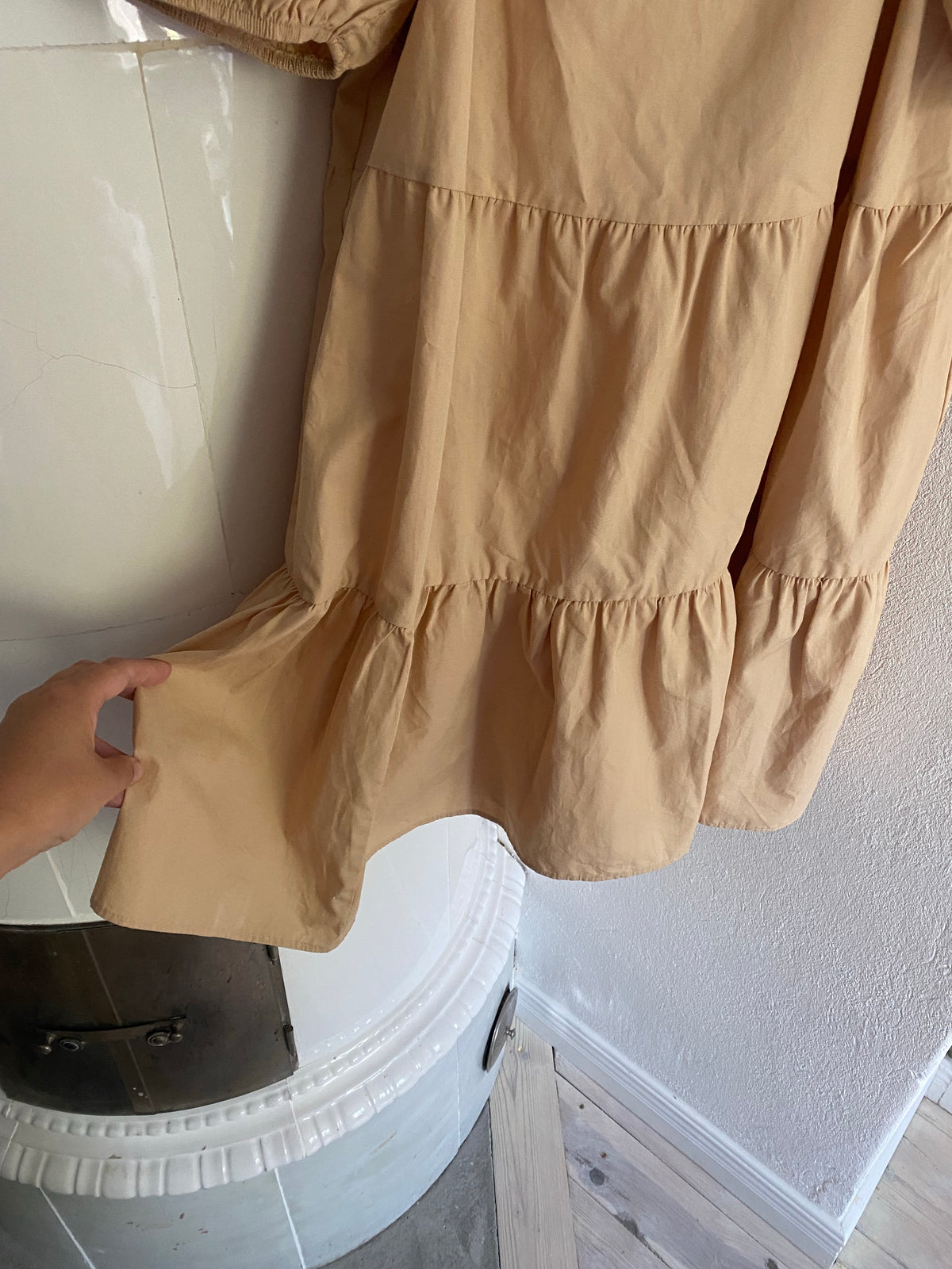 Beige klänning med puffärm