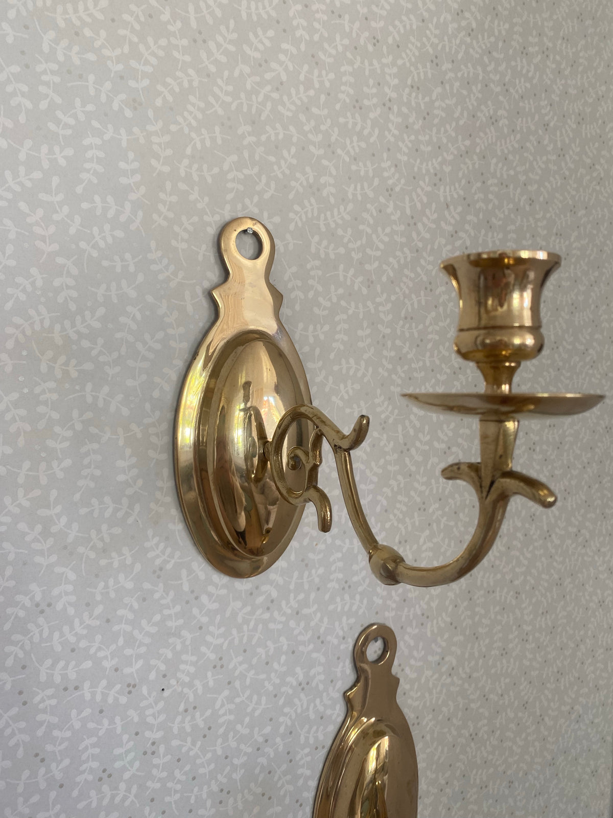Paret putsade väggljusstakar i mässing