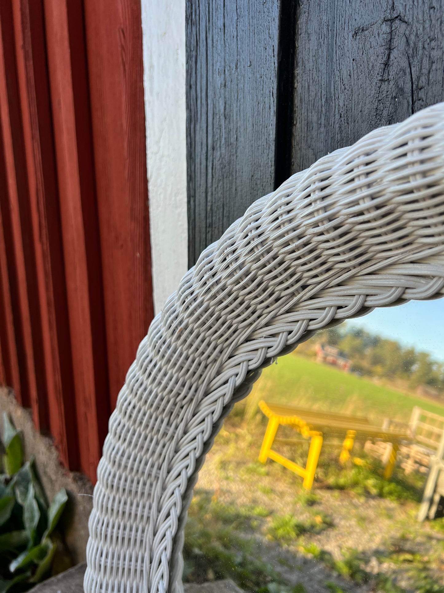 Stor rund spegel med vit rottingram