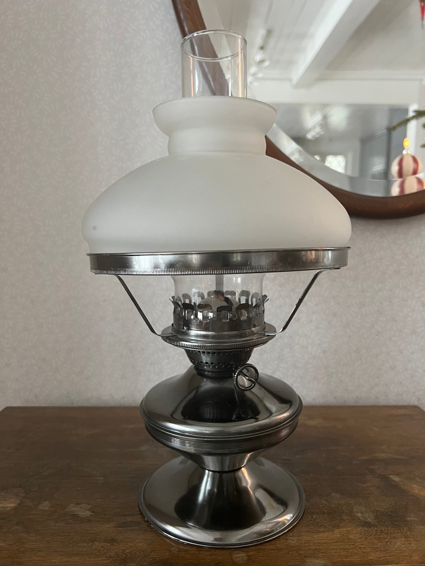 Fotogenlampa med frostad kupa