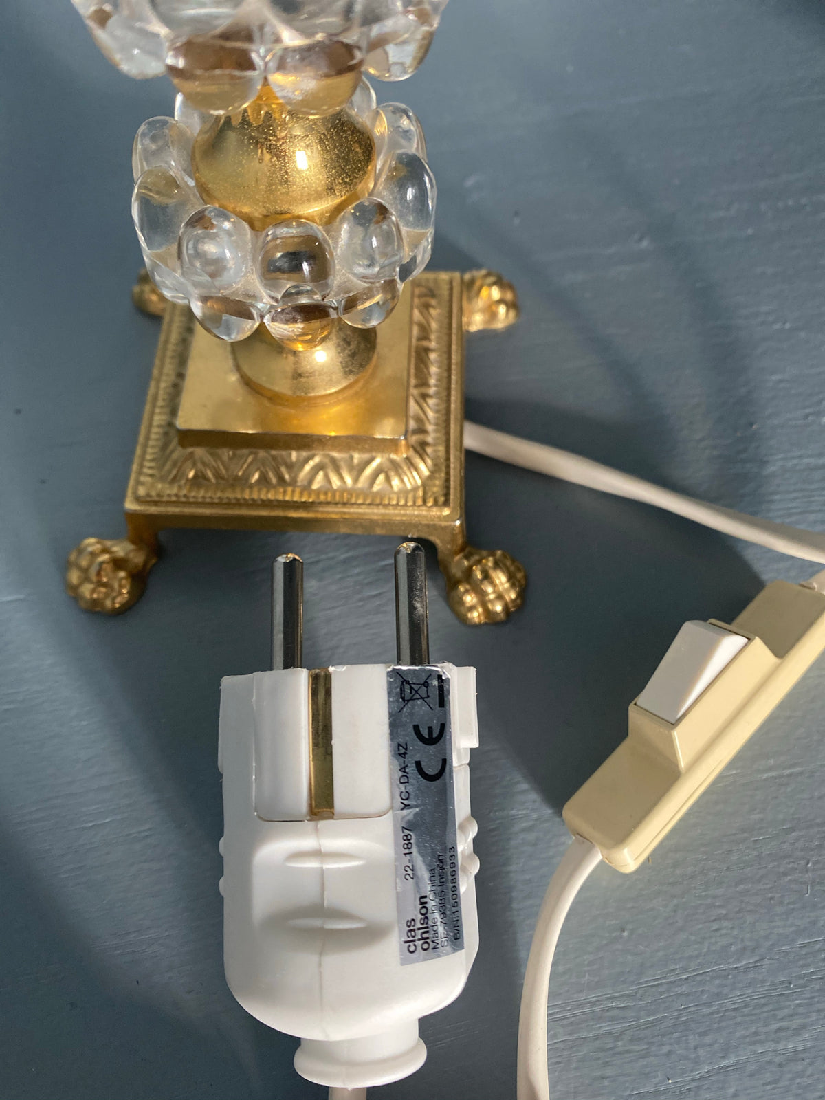 Lampfot i mässing och två nivåer i glas, med lejontassar