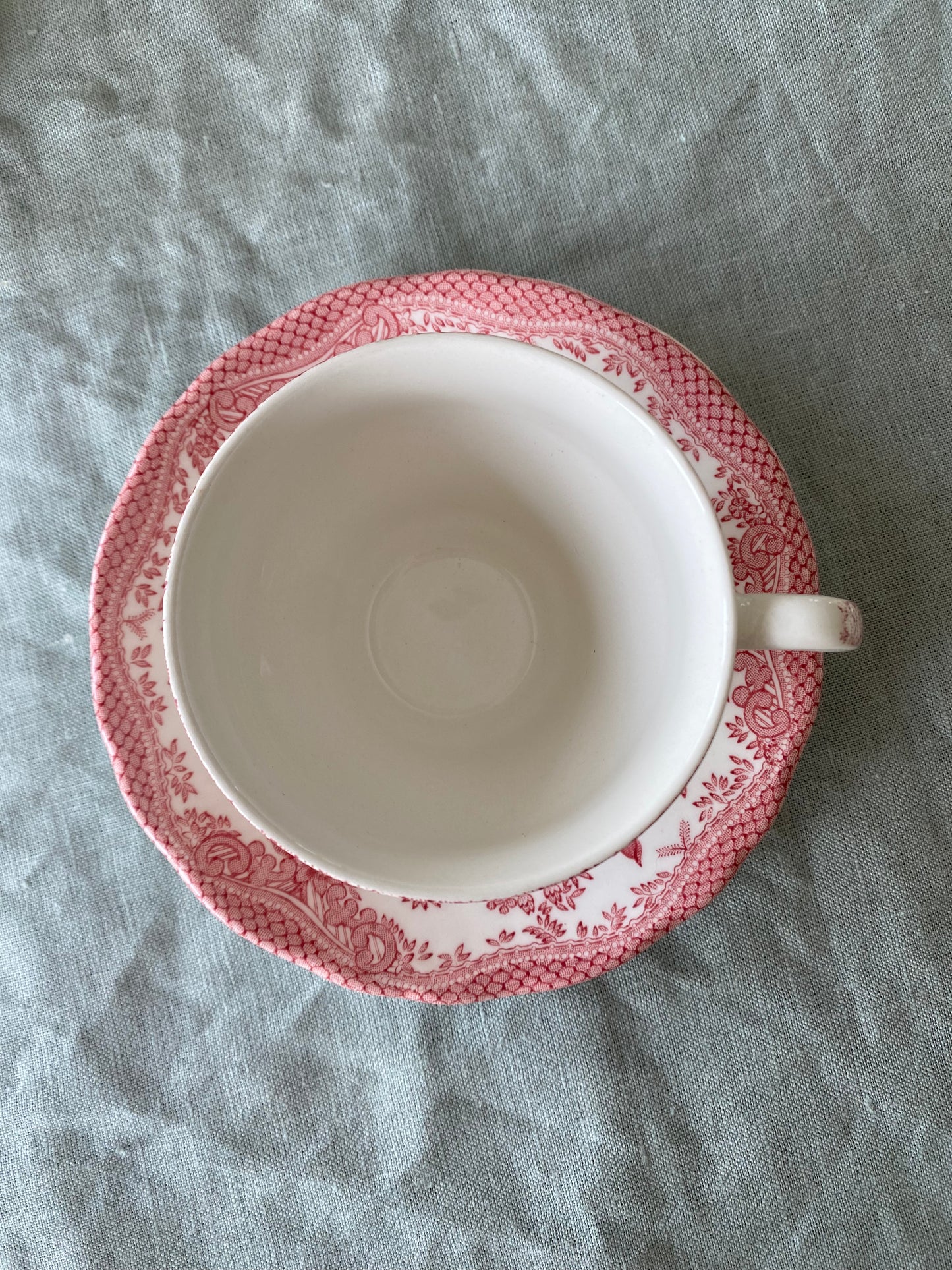 Paret kaffekoppar i rött engelskt porslin