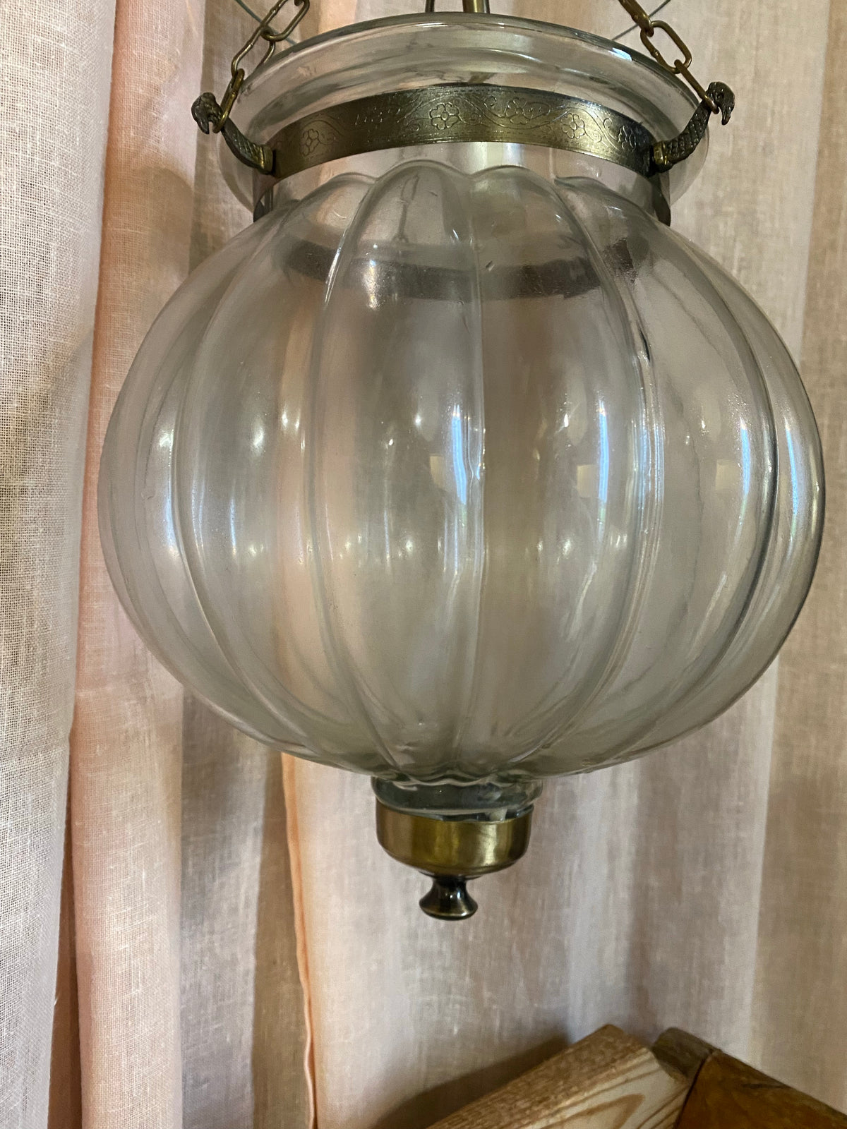 Stor taklampa i glas med vacker form