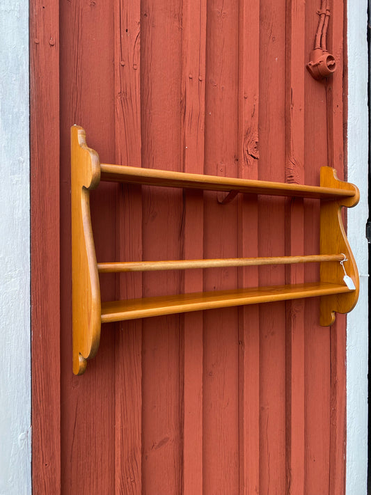 Tallrikshylla i mörkt trä