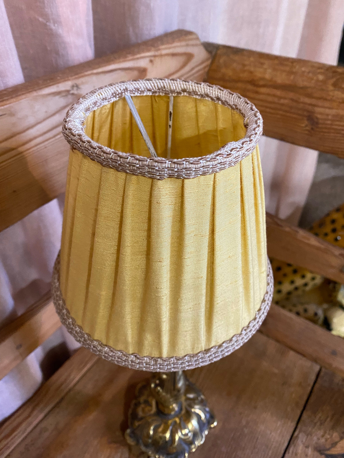Lampskärm i gult