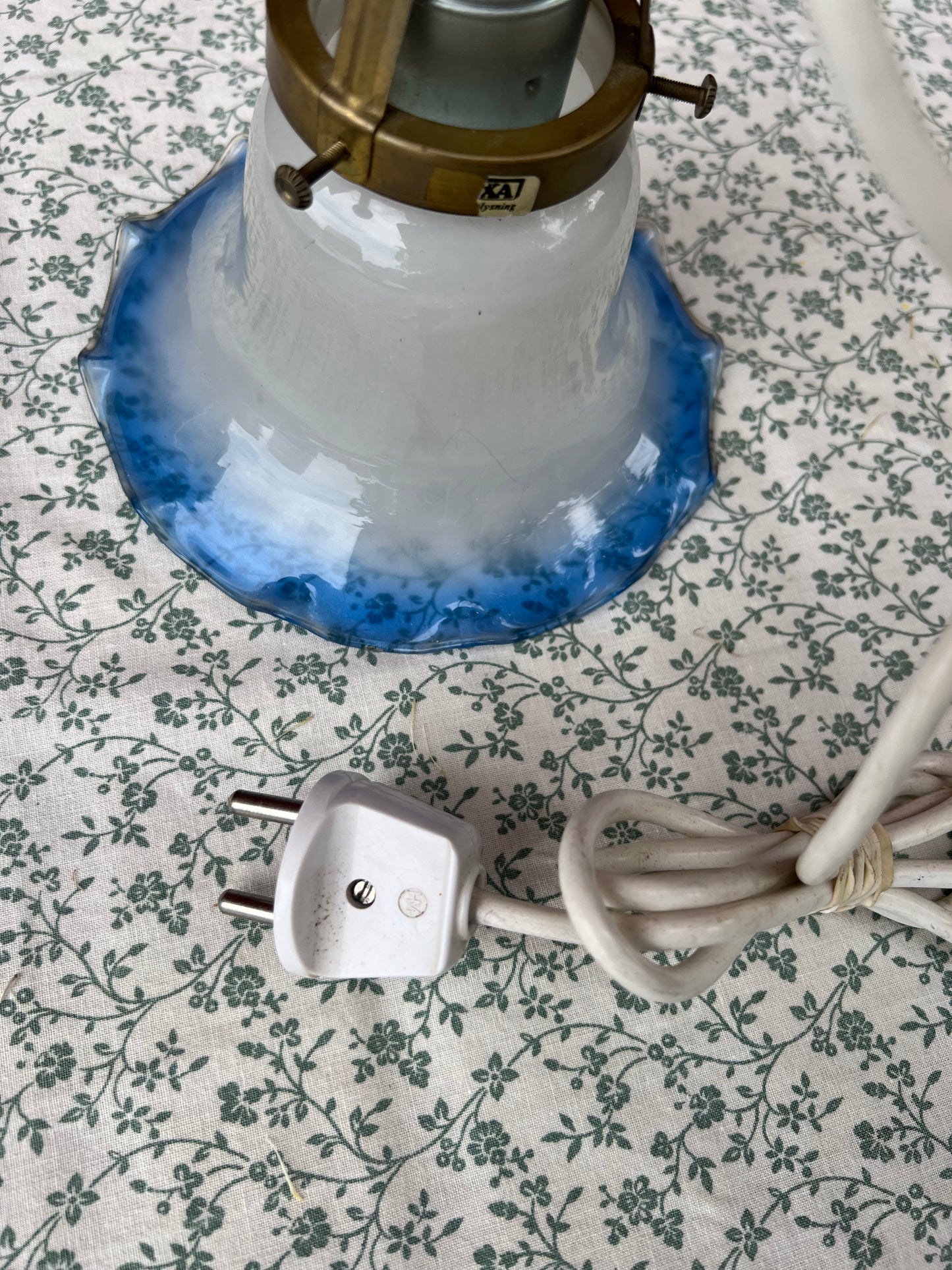 Söt fönsterlampa i vitt och blått porslin med vågad kant