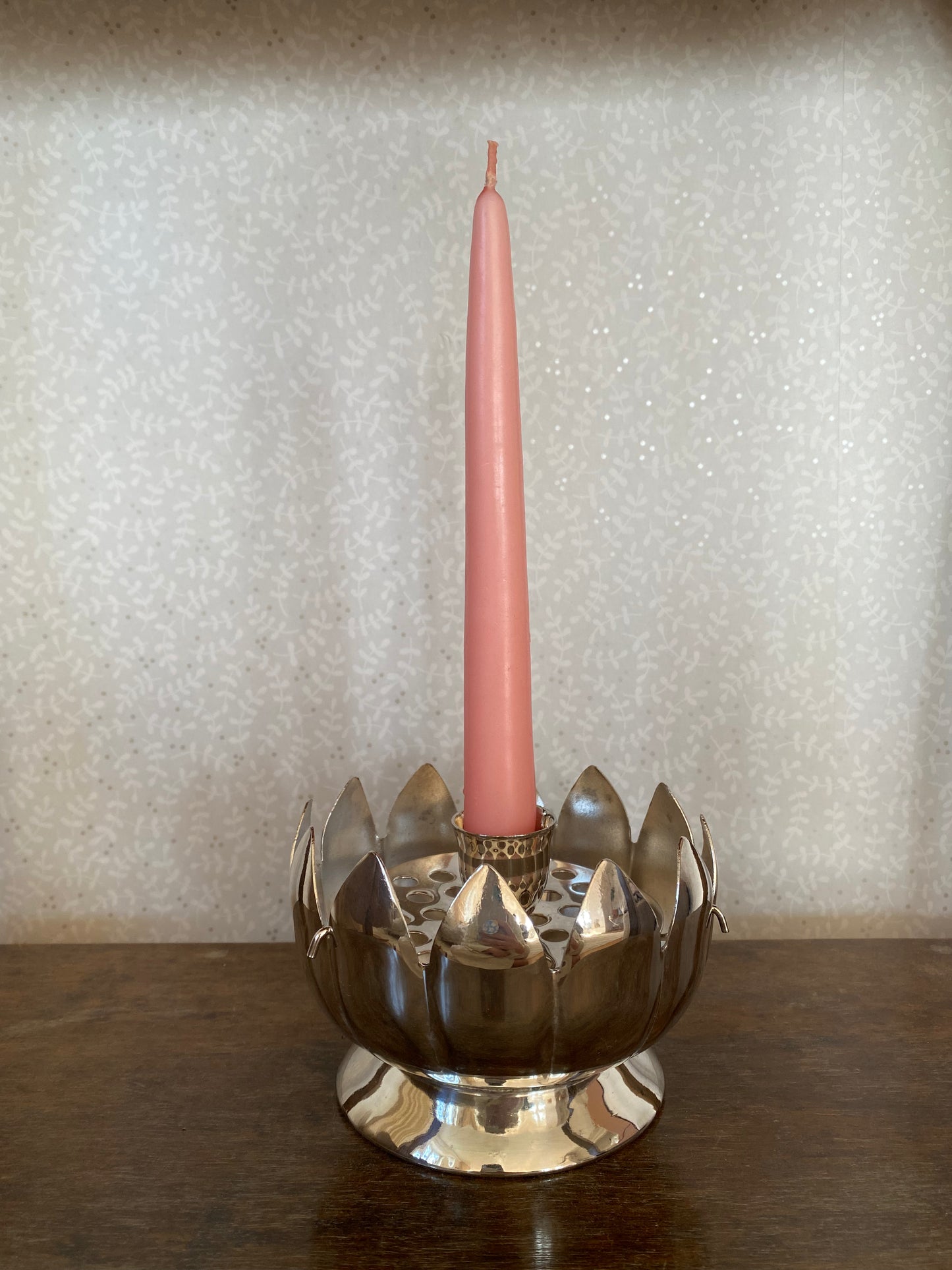 Näckrosformad ljusstake med blomsterfakir/kruka