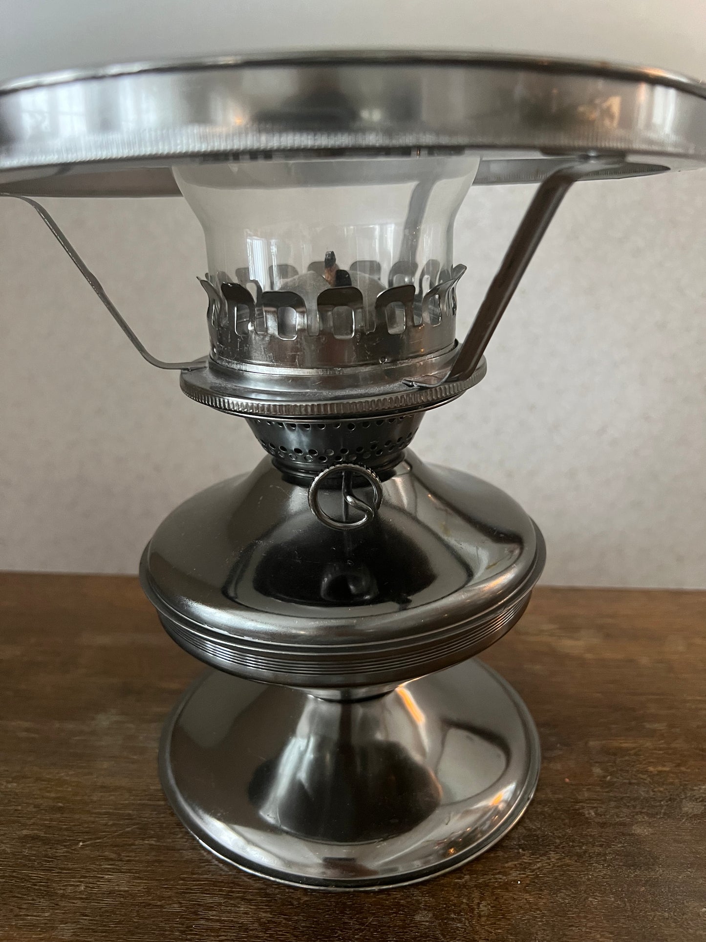 Fotogenlampa med frostad kupa