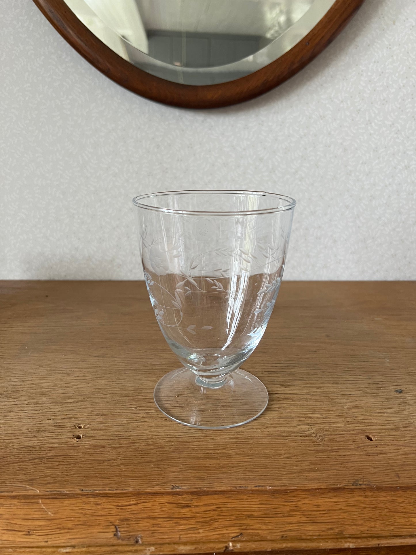 Vas på fot med blomstermönster
