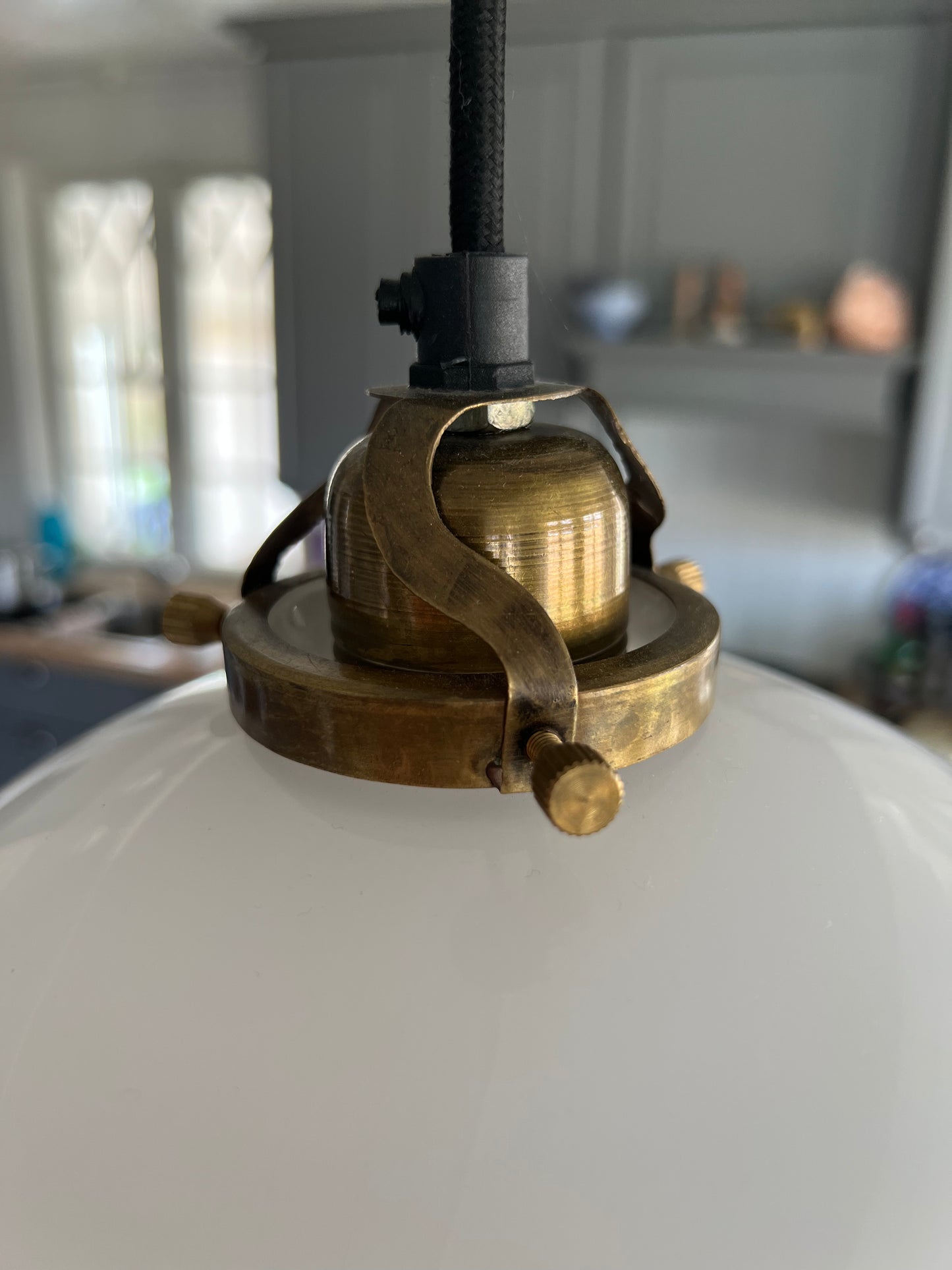 Klotformad lampa i vitt porslin