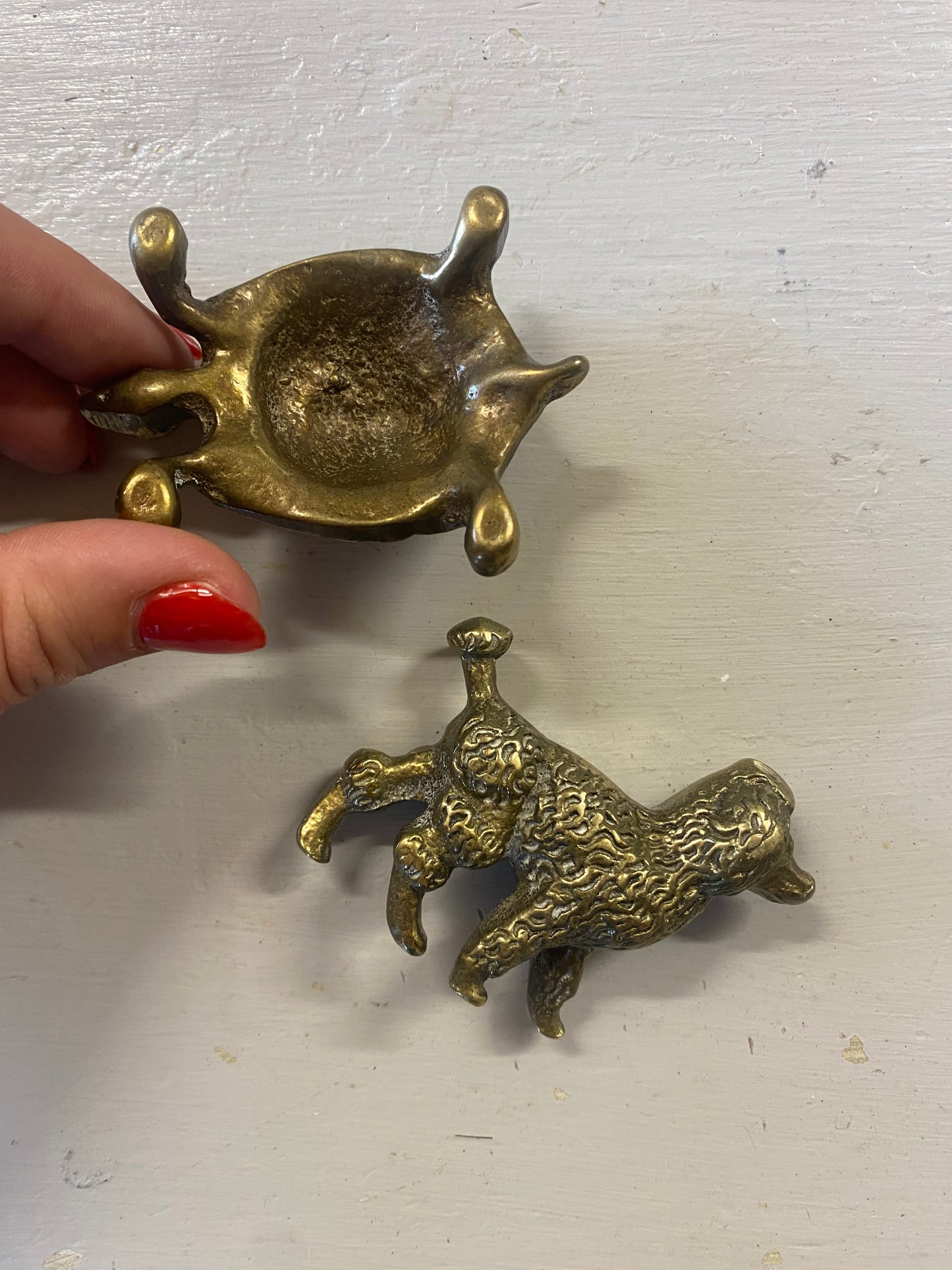 Paret sköldpadda och hund i mässing